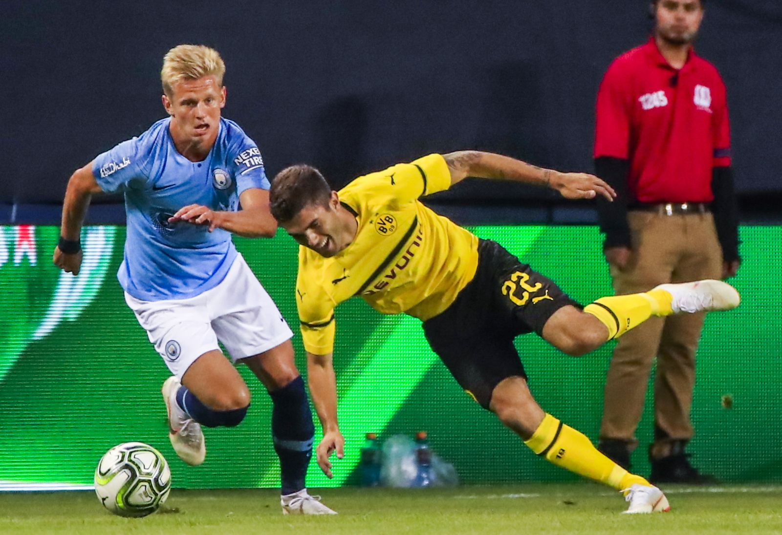 Zinchenko (i) disputa un balón a Pulisic.
