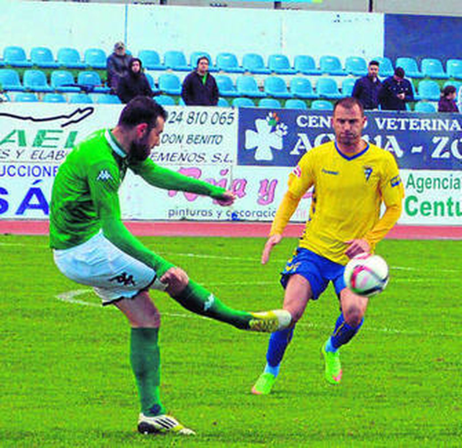Despotovic, atento al despeje de un jugador del Villanovense.