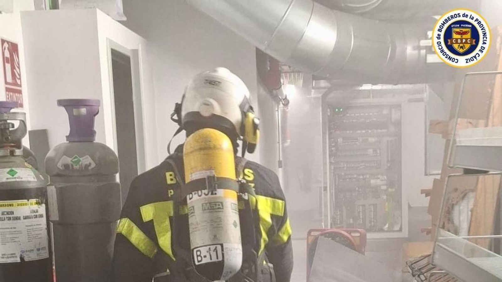 Un bombero inspecciona las instalaciones de un supermercado en la calle Acacias de Cádiz.