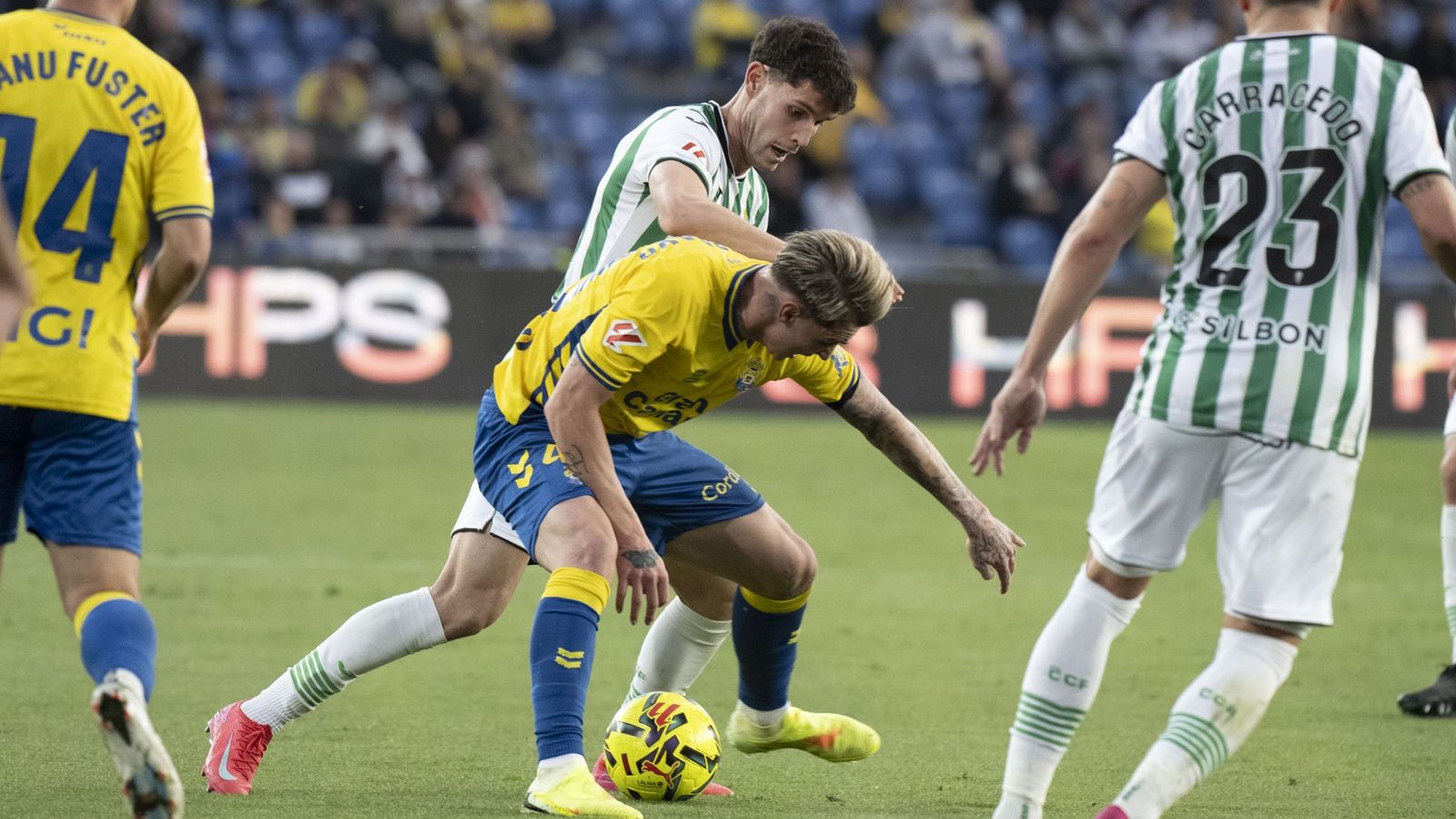 Trilli presiona a Iker Bravo en un lance del partido entre Las Palmas y el Córdoba CF.