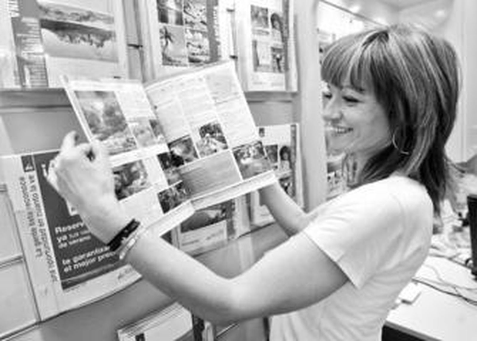 Un hombre consulta las ofertas para viajar esta Semana Santa.