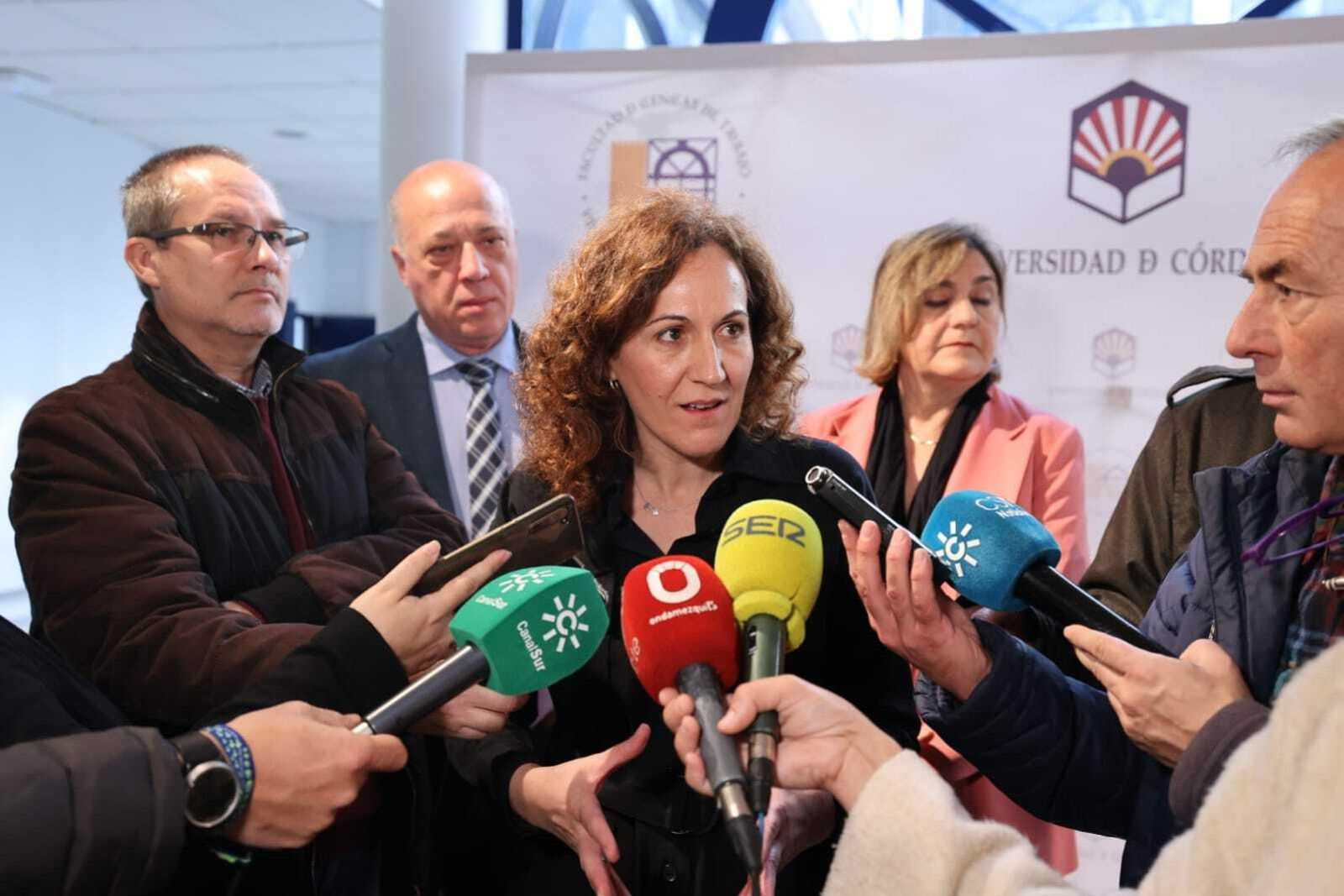 Nuria López atiende a los medios de comunicación.