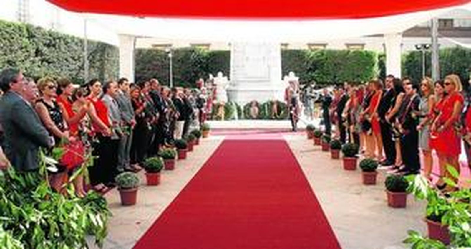 Los políticos en el Pingurucho de la plaza de la Constitución.