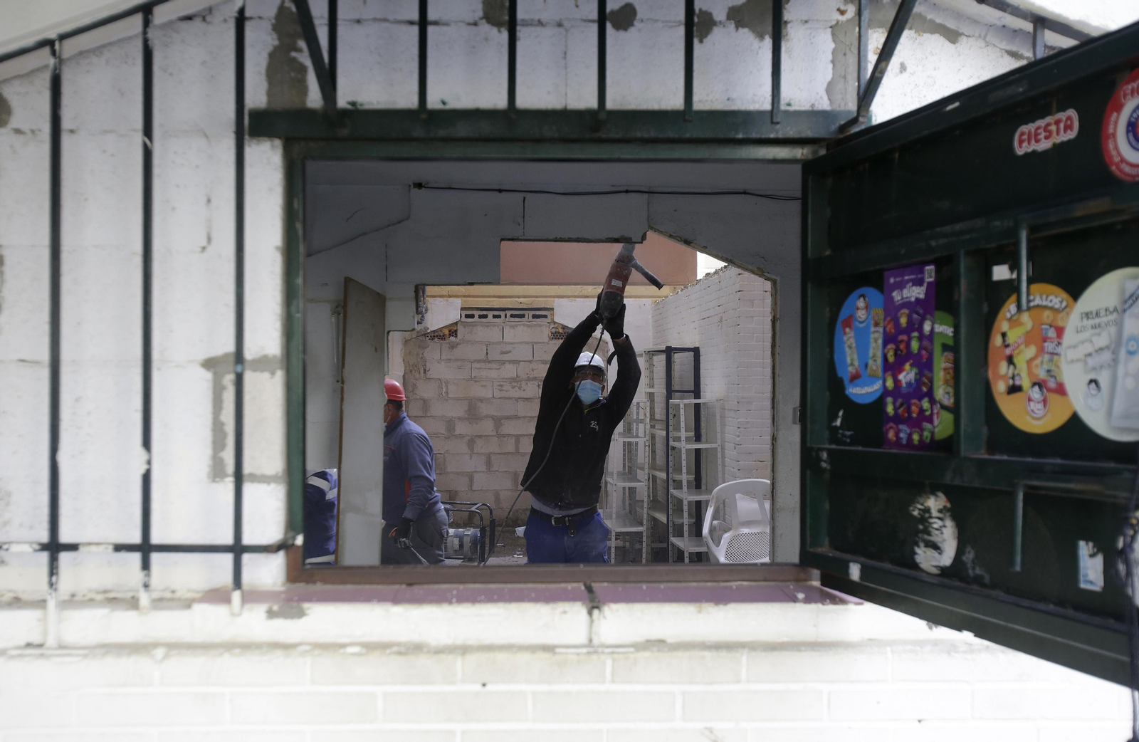 Demolición de muros y patios ilegales en las tres mil viviendas