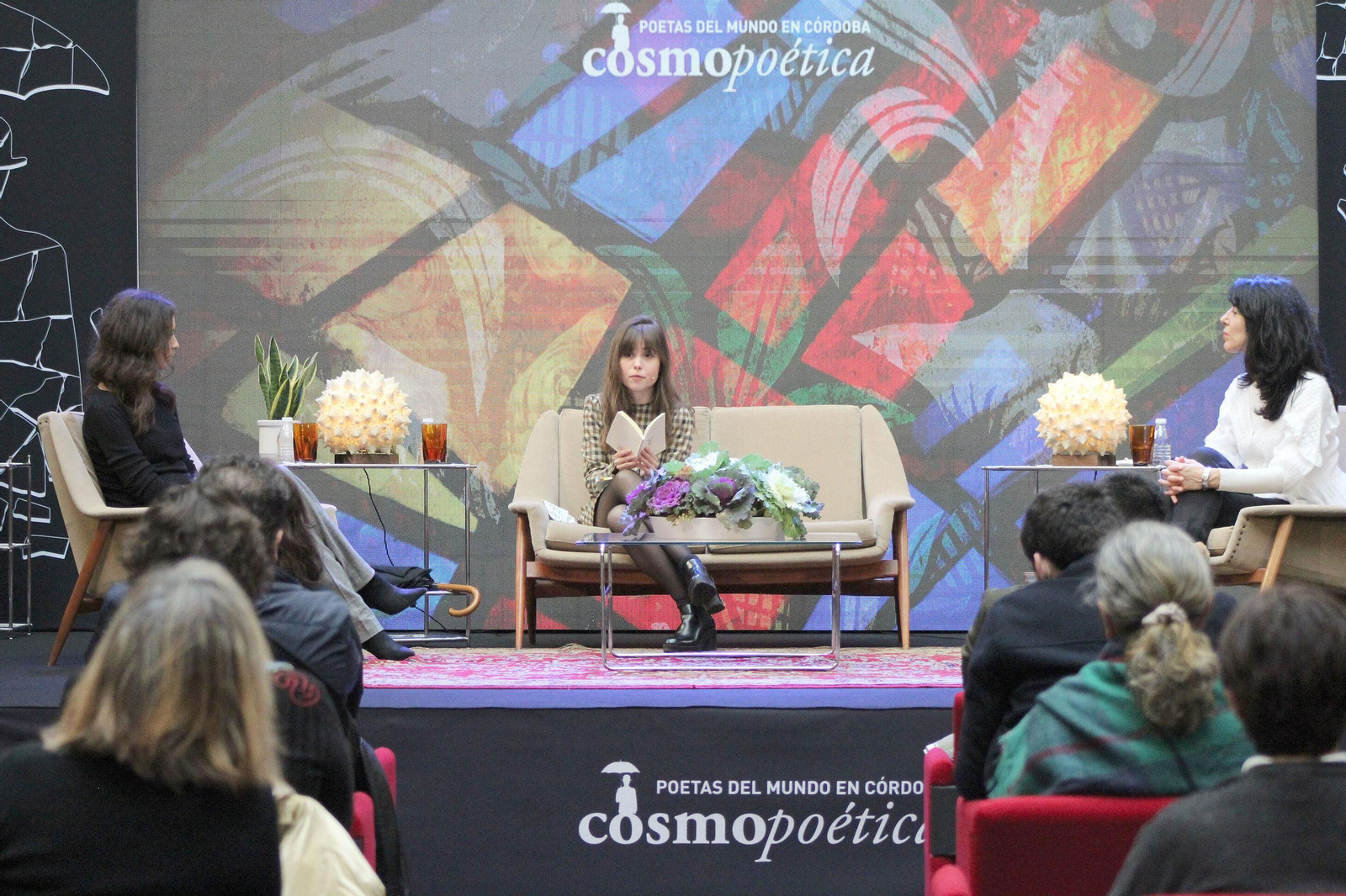 María Elena Higueruelo y Raquel Lanseros, durante su lectura poética.