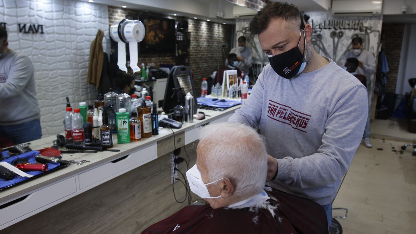 Iván Peluqueros, uno de los negocios  con más de un lustro en la zona. Como servicio esencial, la cita vale para justificar el desplazamiento.