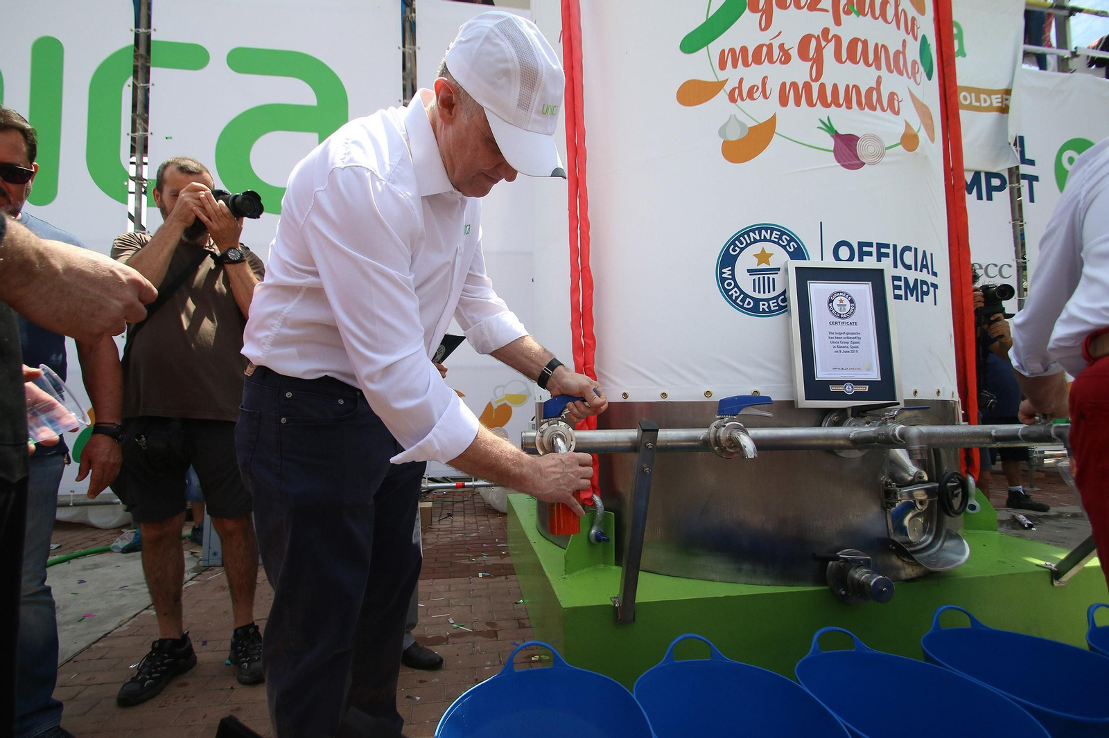 Fotogalería del récord Guinnes del gazpacho más grande del mundo