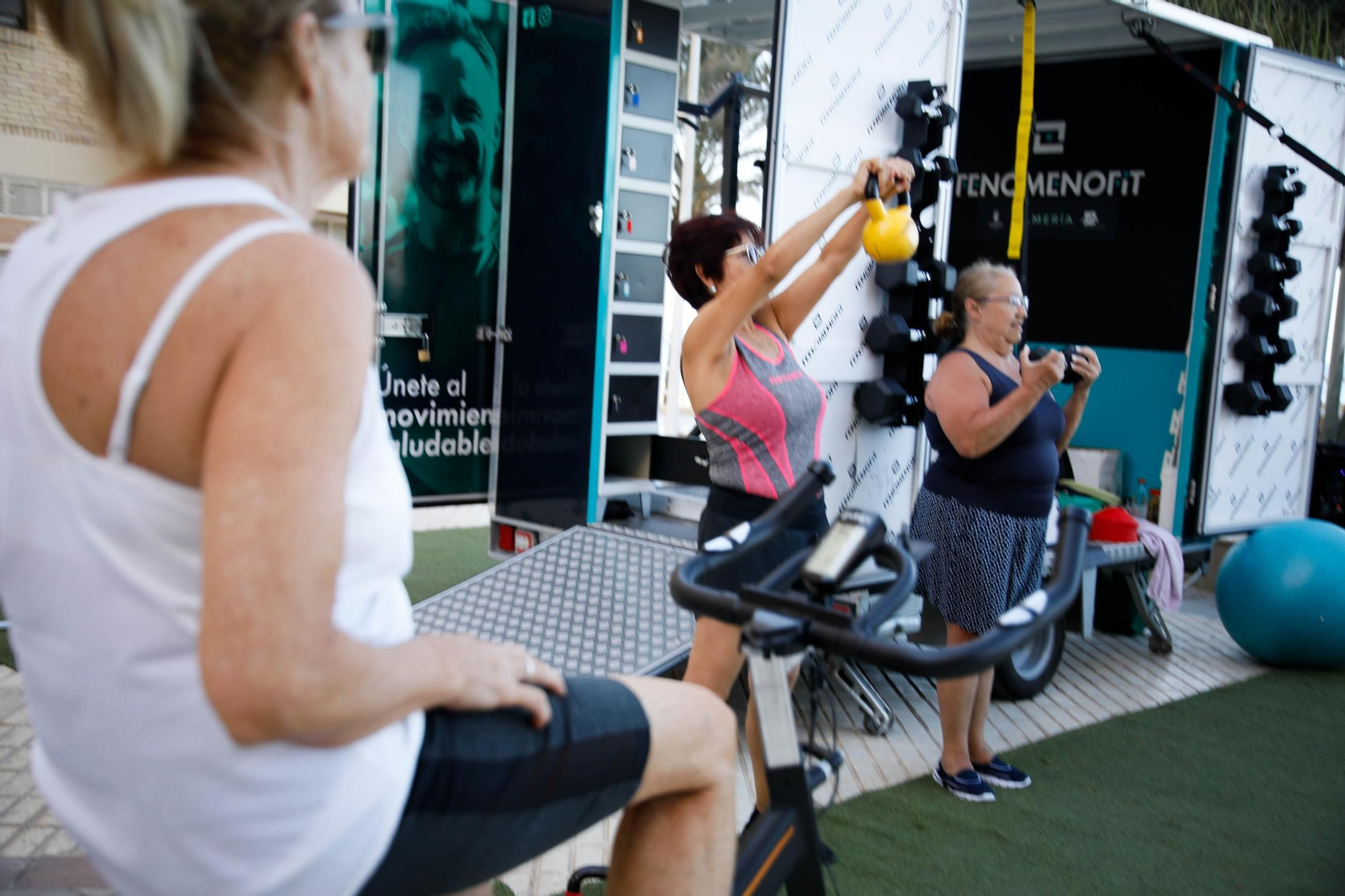 Personas mayores haciendo deporte en un gimnasio móvil en la capital almeriense.