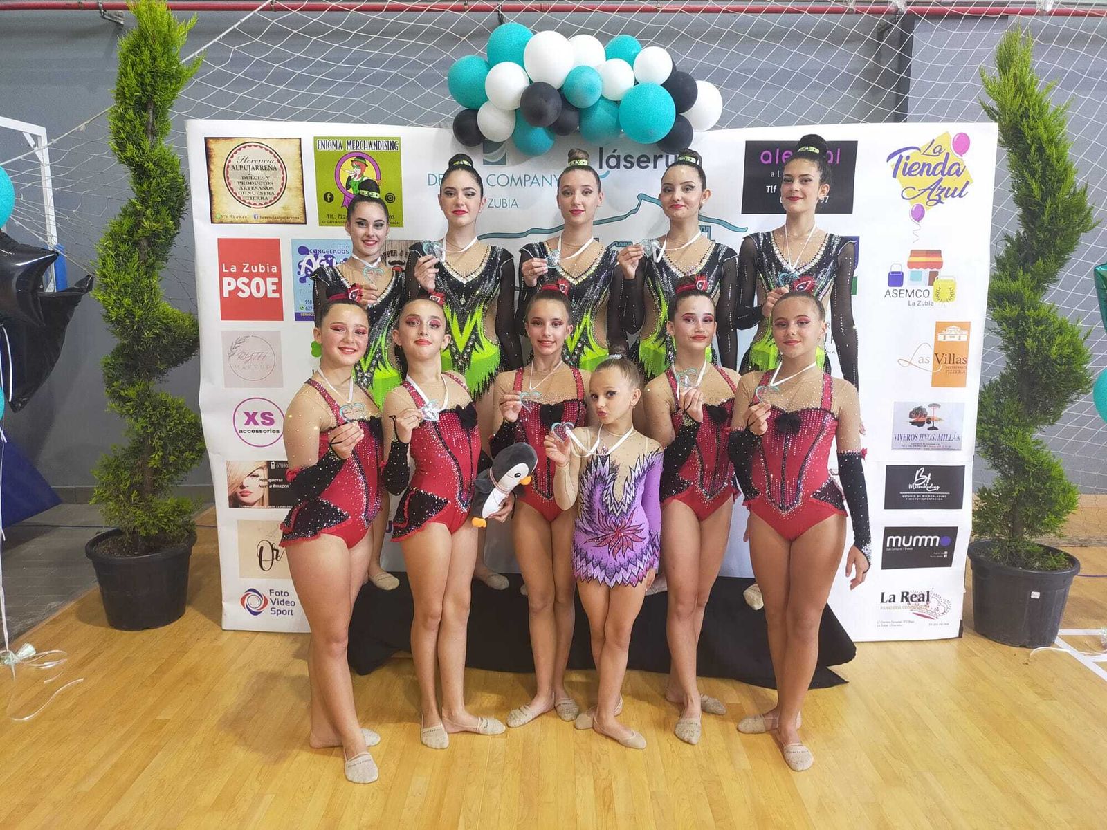Oleksandra Zaderia y los equipos infantil-C y sénior-precopa, en La Zubia.