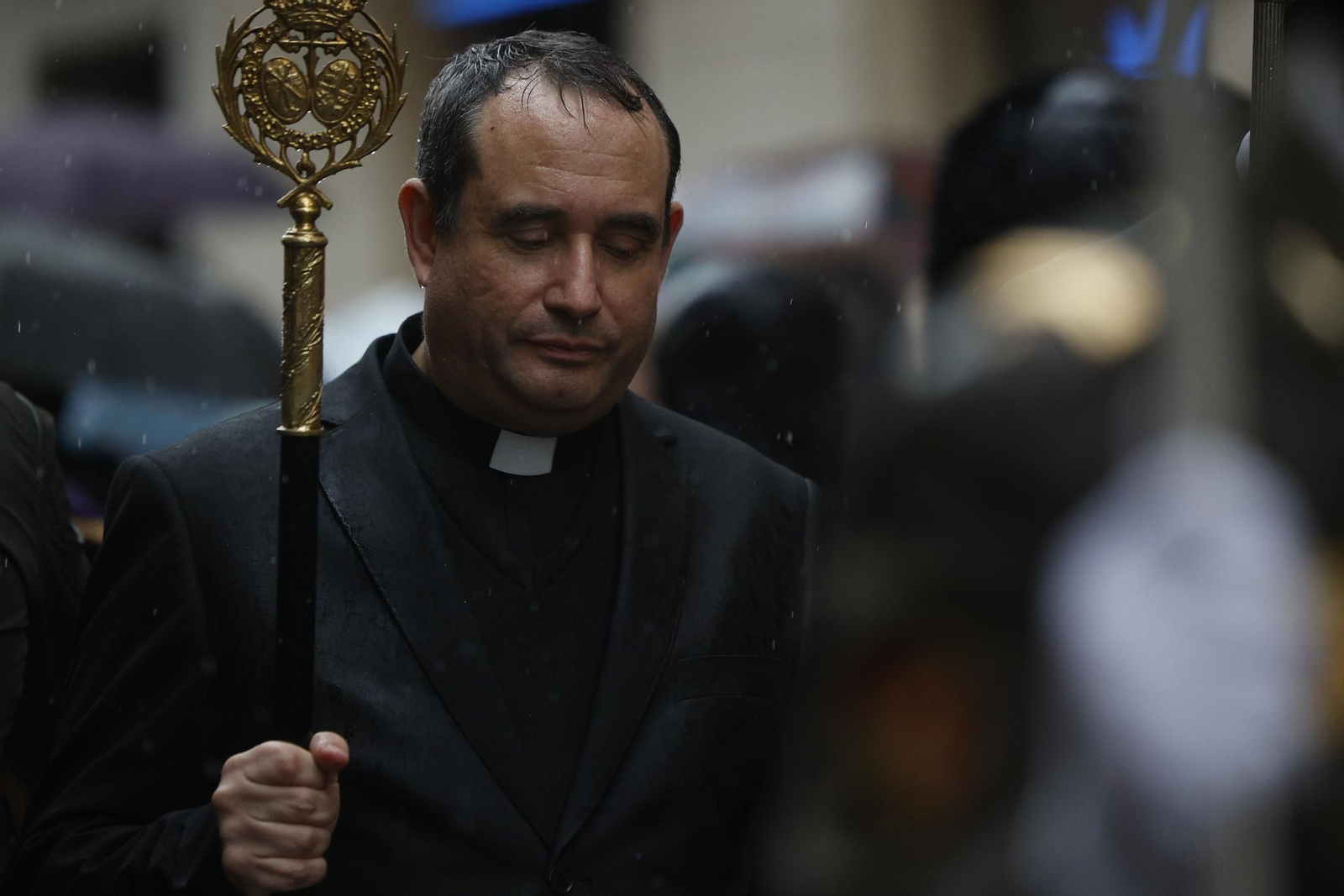 imágenes de la salida de Piedad, bajo llluvia y granizo, en la Semana Santa de Cádiz 2025