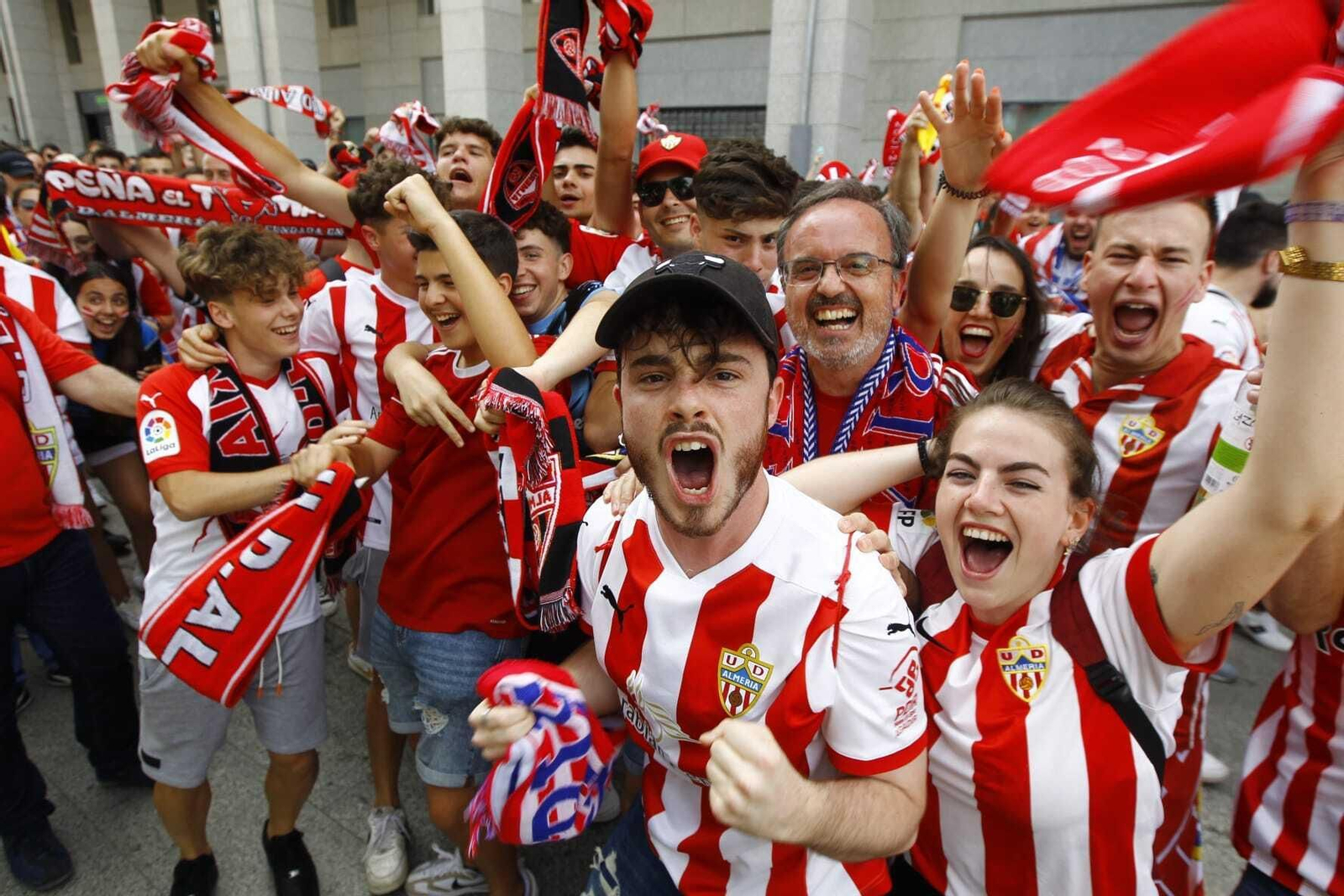 Aficionados del Almería, camino a Butarque. No sabían la agonía que les esperaba...