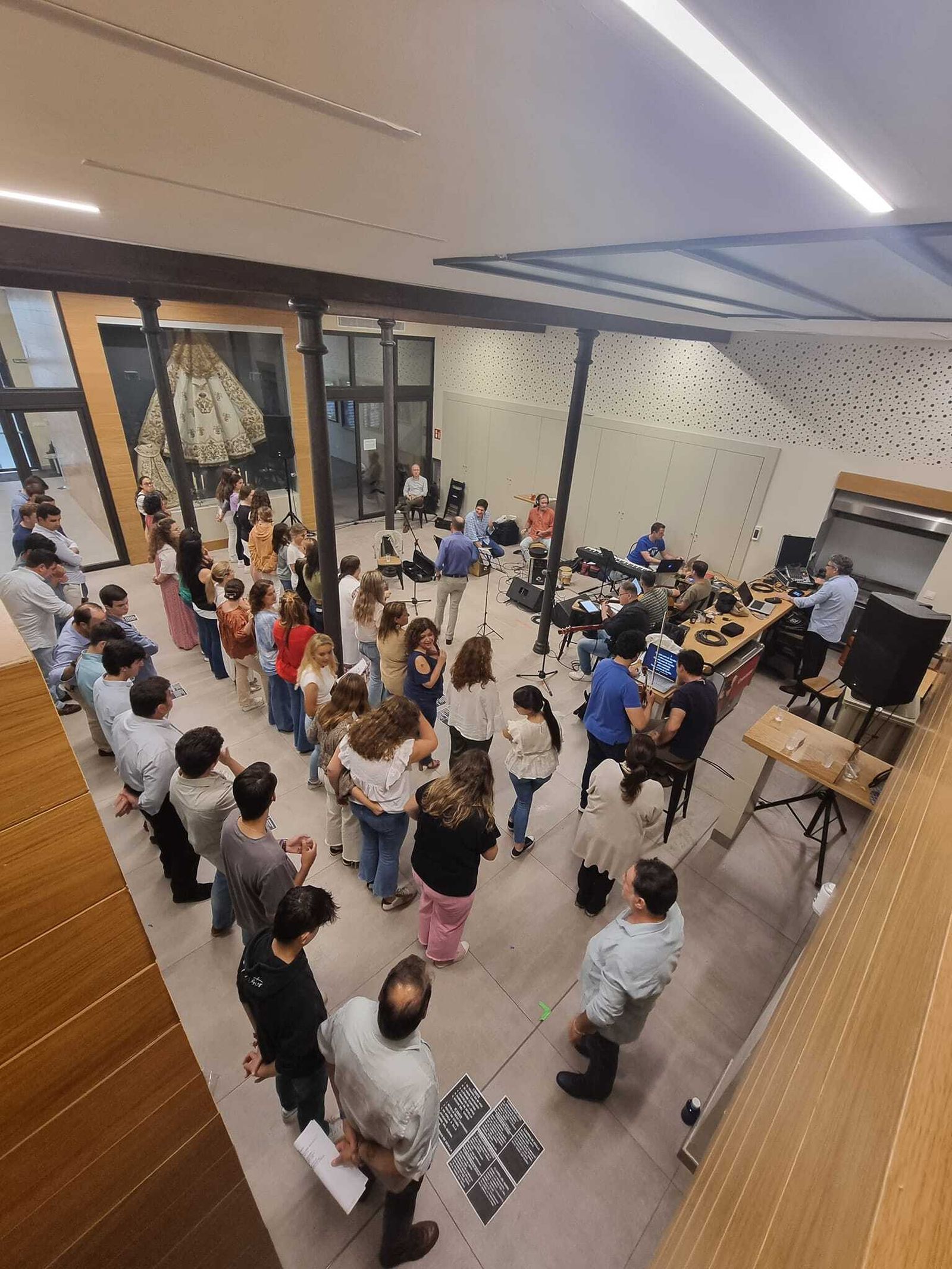 Instantes de la grabación del disco en el local de la hermandad