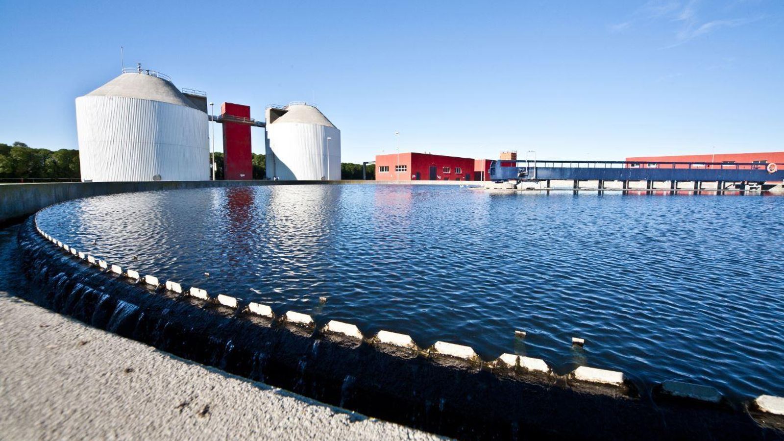 Decantadores de la EDAR de Huelva.