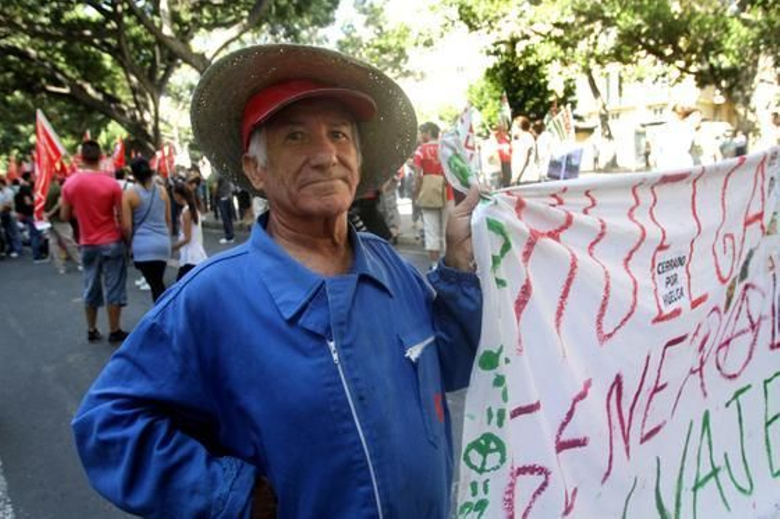 Los sindicatos recorren la Alameda con banderas y pancartas.