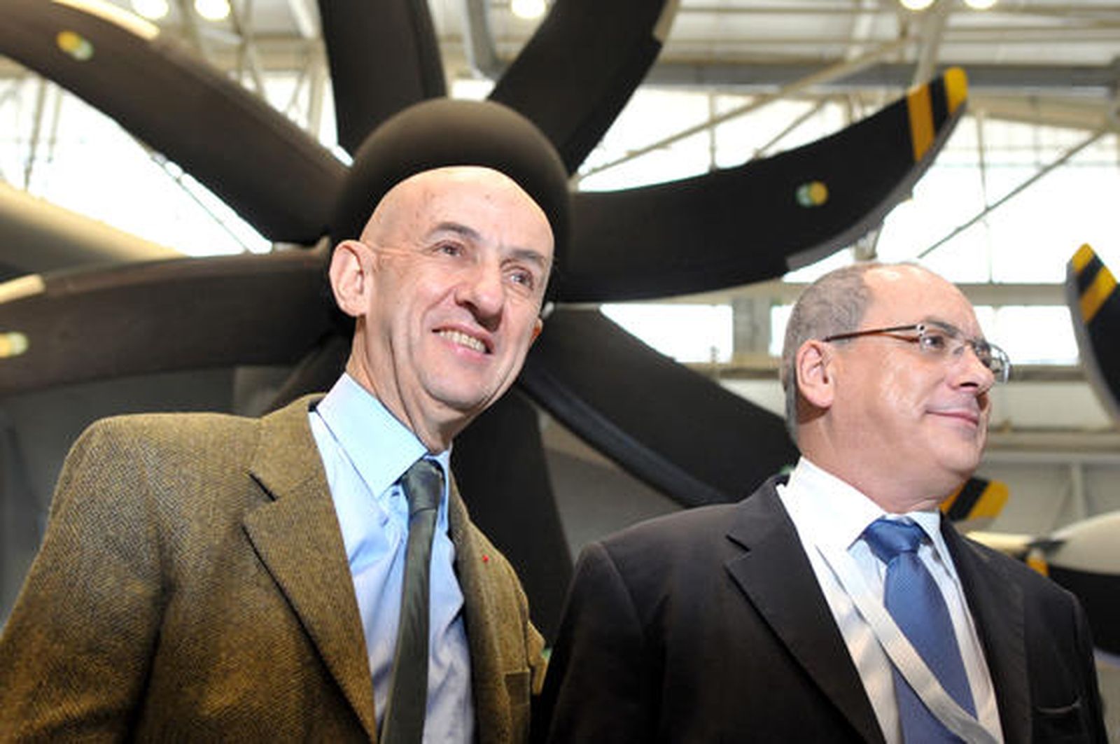 El presidente de EADS, Louis Gallois, acompañado del presidente de Airbus, Thomas Enders y el presidente de la división militar del fabricante europeo de aviones, Domingo Urena-Raso, ha fijado el 31 de enero de 2010 como fecha final para las negociaciones con los gobiernos europeos.

Foto: Agencias/ Jose Ángel García