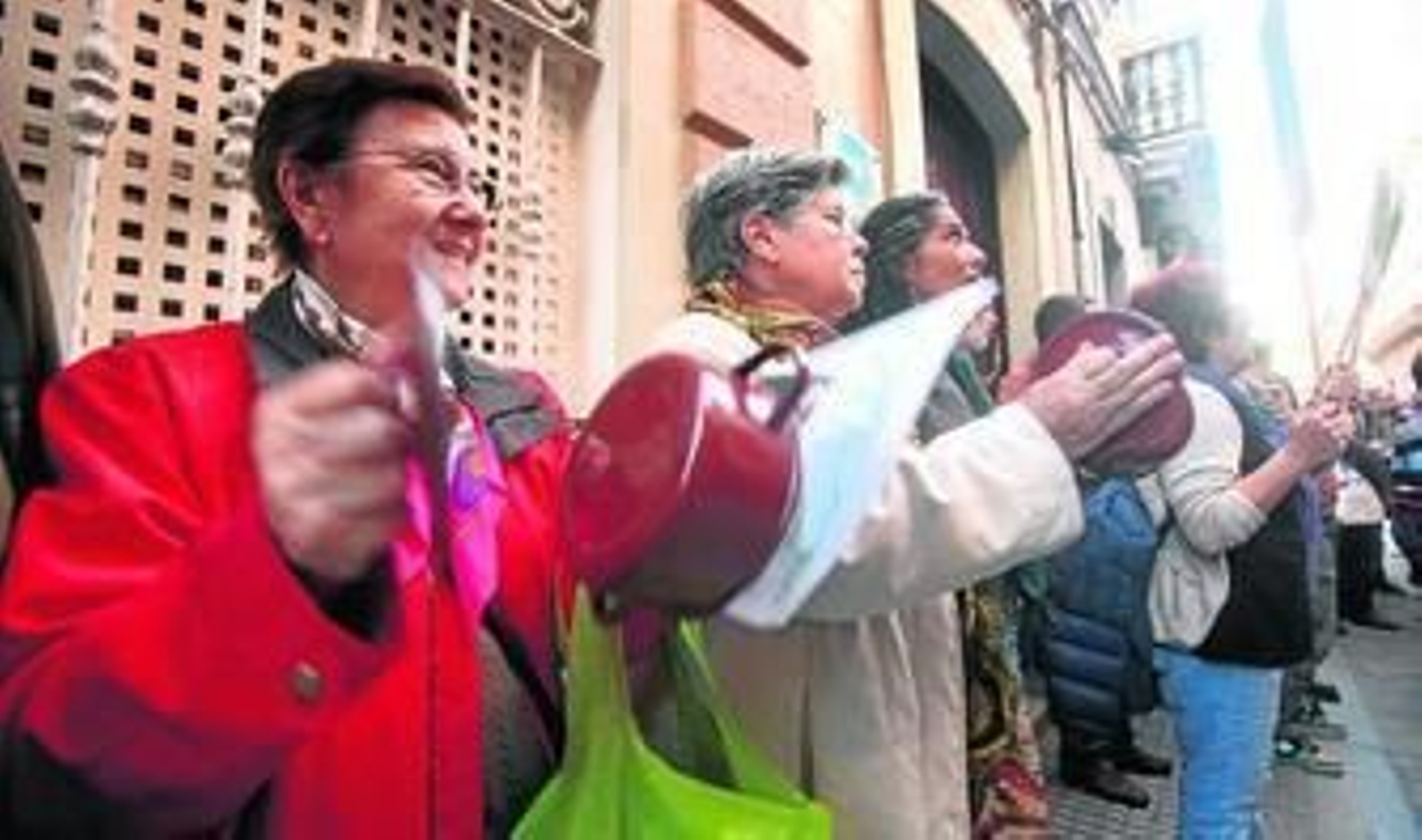 'Cacerolada' en la sede del PP, el pasado mes de abril, que acabó con una denuncia de la Subdelegación.