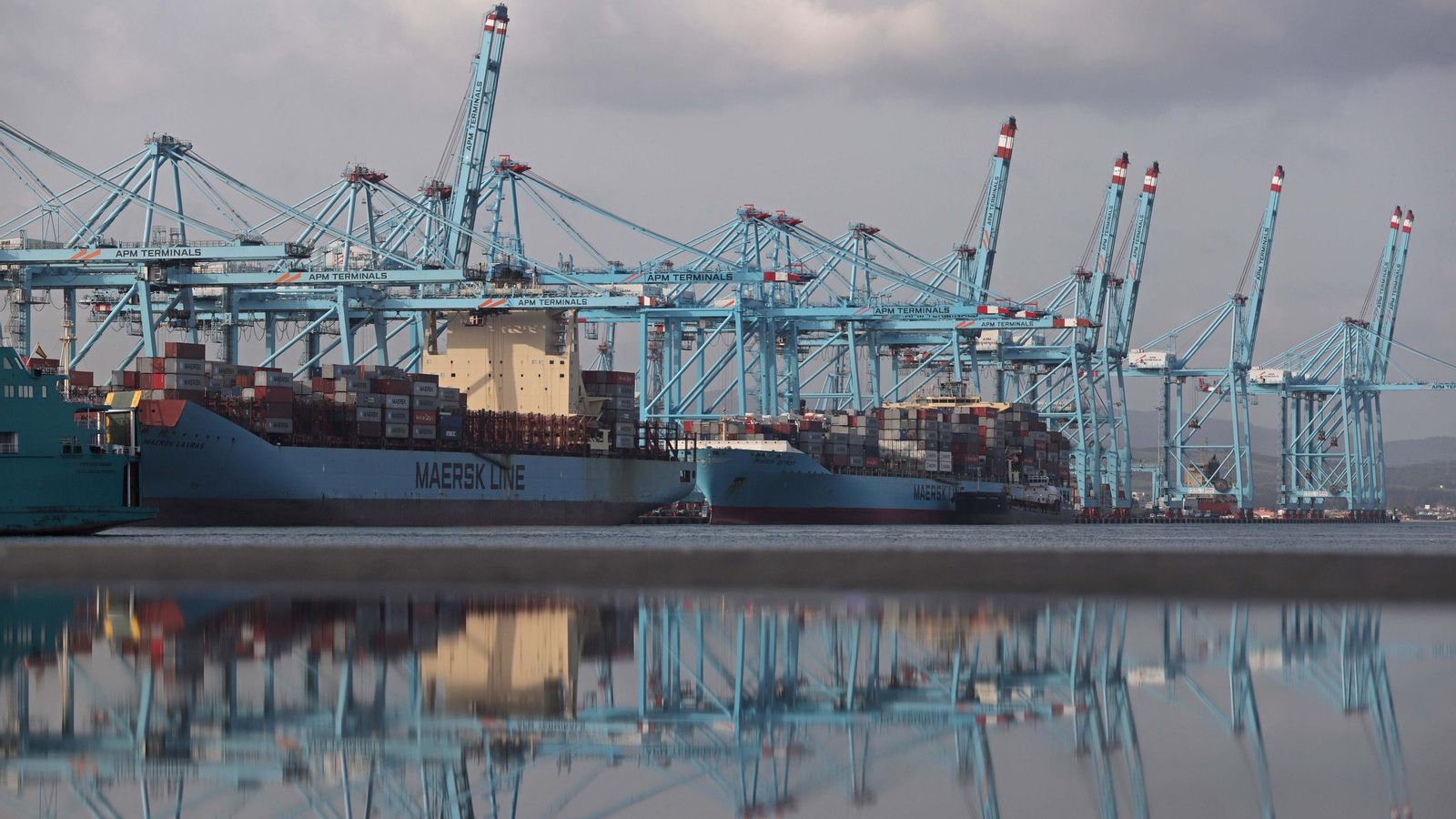 Dos buques de Maersk, durante la estiba en APM Terminals Algeciras
