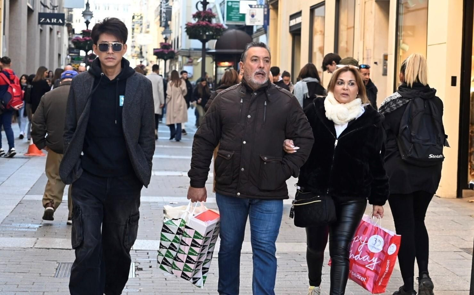 Las cordobeses se echan a la calle el primer día de las rebajas de invierno, en imágenes