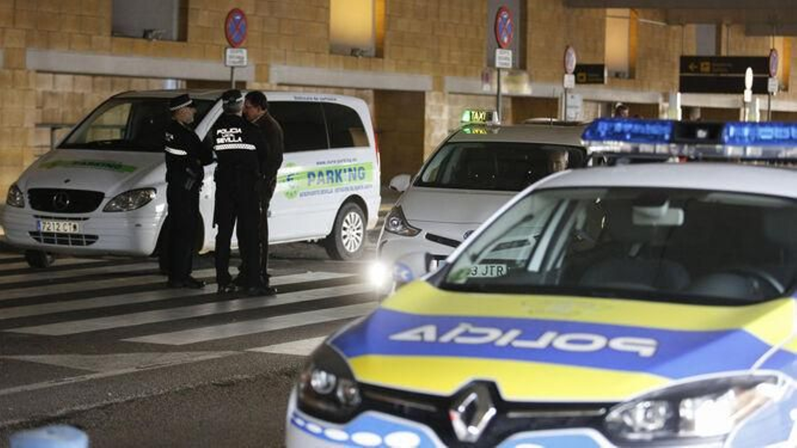 Agentes de la Policía Local, en el aeorpuerto. / ANTONIO PIZARRO
