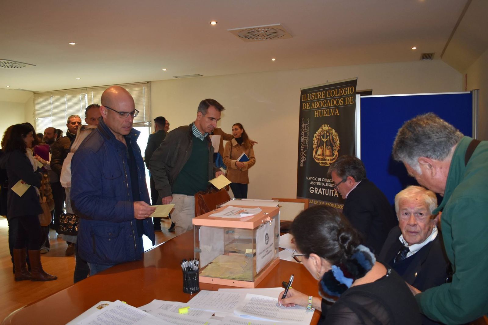 Letrados onubenses en un momento de la votación en el Colegio de Abogados