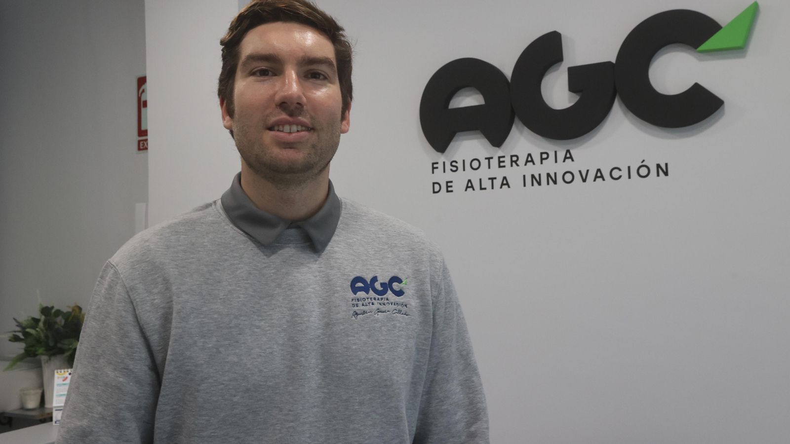 El fisioterapeuta sevillano, Agustín García Collado, en su clínica en la Avenida de la República Argentina.