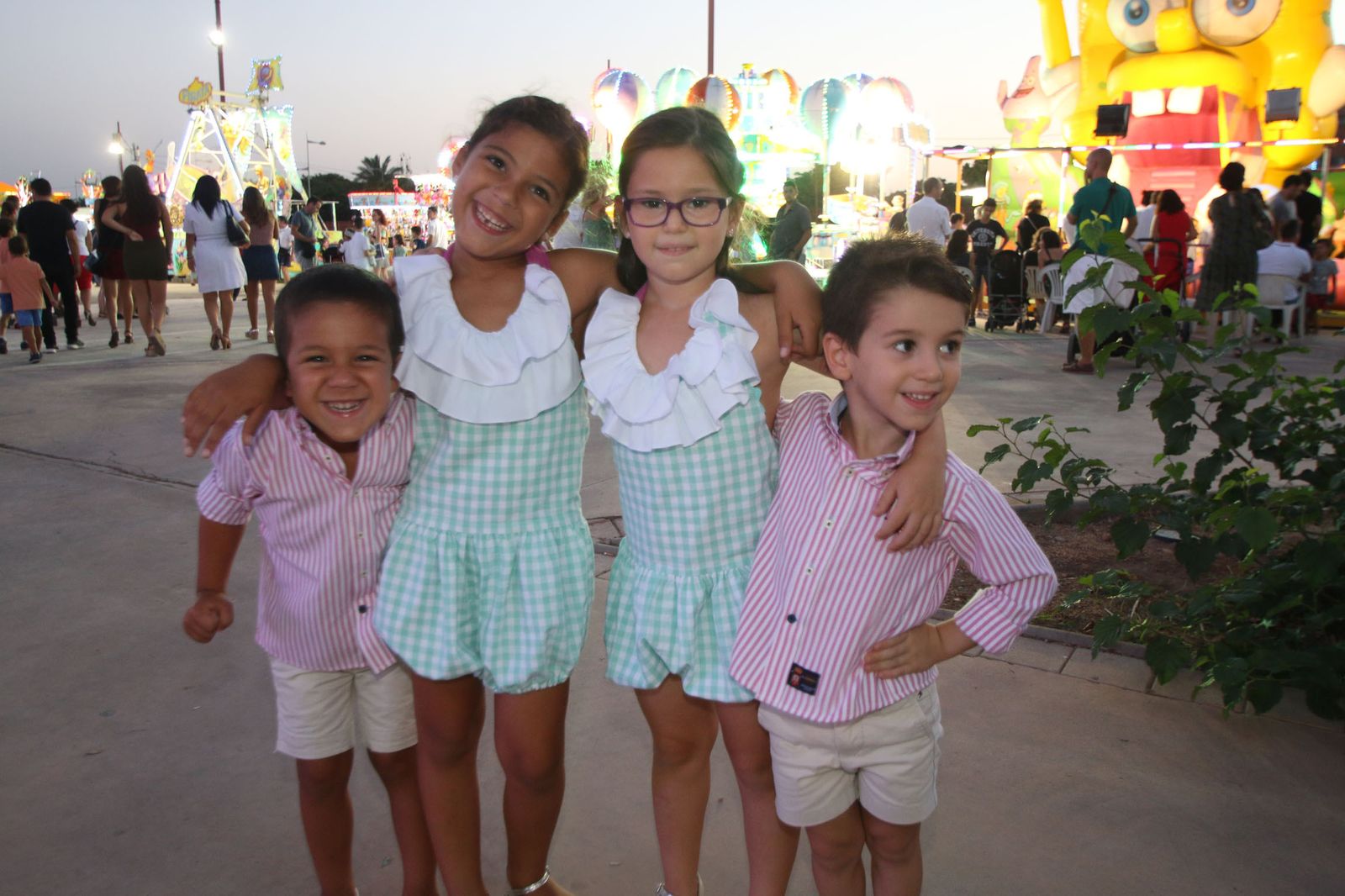 Así de guapos y conjuntados posaban para el periódico Elena, Adriana, Leo y Fran. Los pequeños se lo pasaron muy bien en las atracciones y comiendo golosinas.