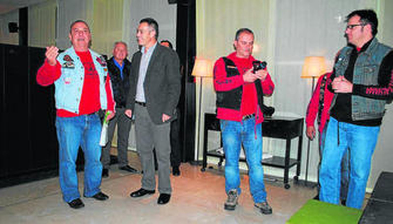 Antonio M. Pascual, alcalde de Olula del Río, le dirige unas palabras a los moteros en su encuentro.