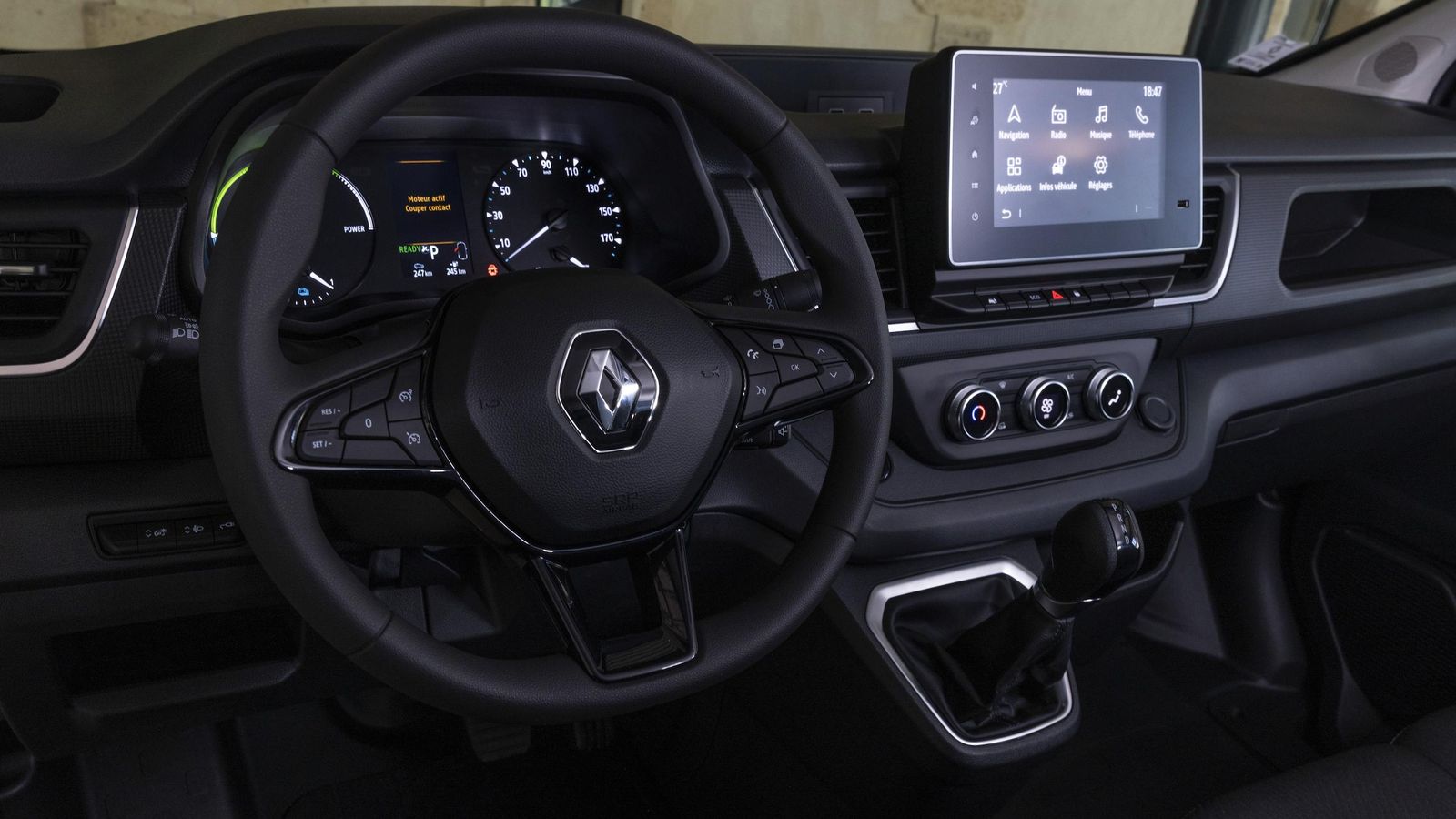 La configuración de su salpicadero se asemeja a la Kangoo. El Trafic ofrece en su cabina tres asientos.