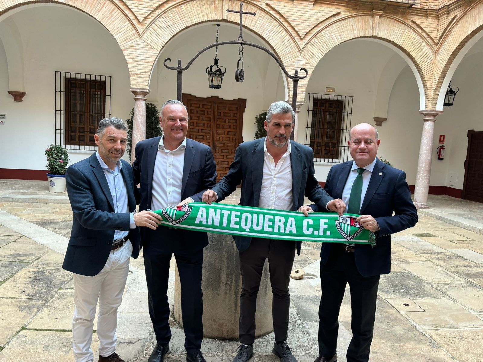 El nuevo propietario del Antequera, con las instituciones.