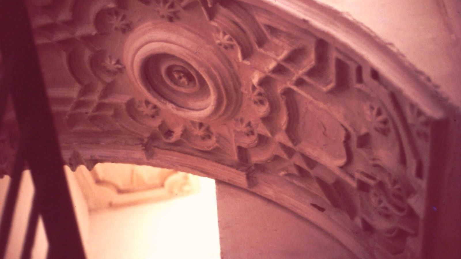 Detalle de decoración de lacería de tradición mudéjar en los trasdós de la escalera de tipo imperial.