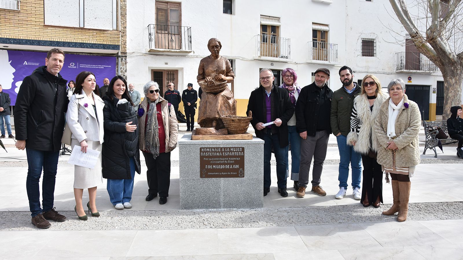 Baza presenta una escultura en homenaje a las mujeres esparteras