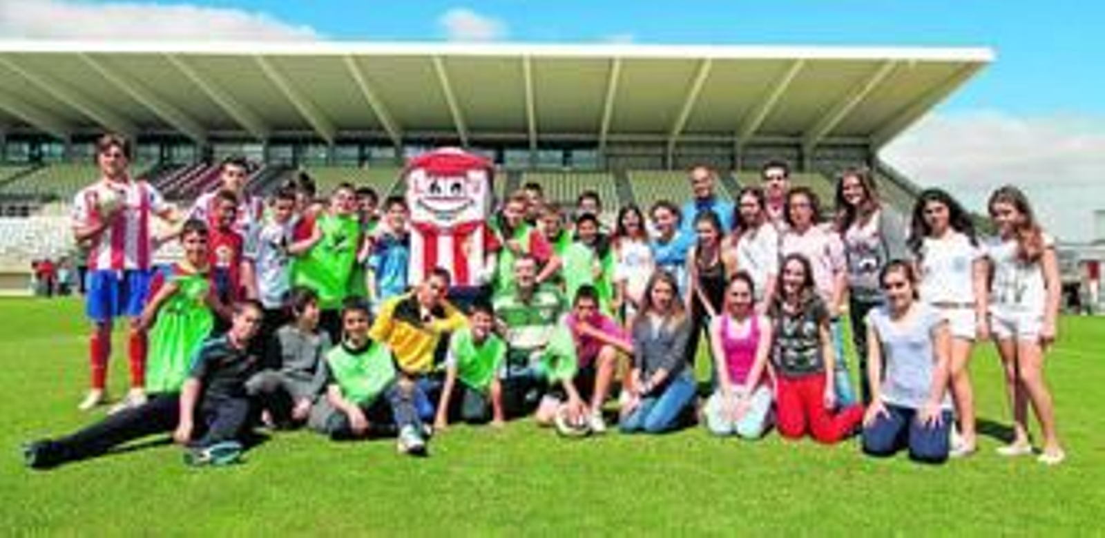 1. Algunos alumnos del Instituto Los Molinos posan con los jugadores algeciristas en el terreno de juego. 2. Los chavales se fotografían con Miradín. 3 Los chavales, en la sala de prensa del estadio antes de ver el vídeo documental sobre la historia del club. 4. Francis intenta detener un penalti de una alumna conileña. 5. El presidente del Algeciras, Francisco Javier Gudiel, muestra algunos trofeos a los jóvenes de Los Molinos. 6. Los chicos y chicas miran las copas que ha acumulado el Algeciras en su historia. 7. Los niiños recorren las instalaciones, en la fotografía, en la sede social de reciente construcción.