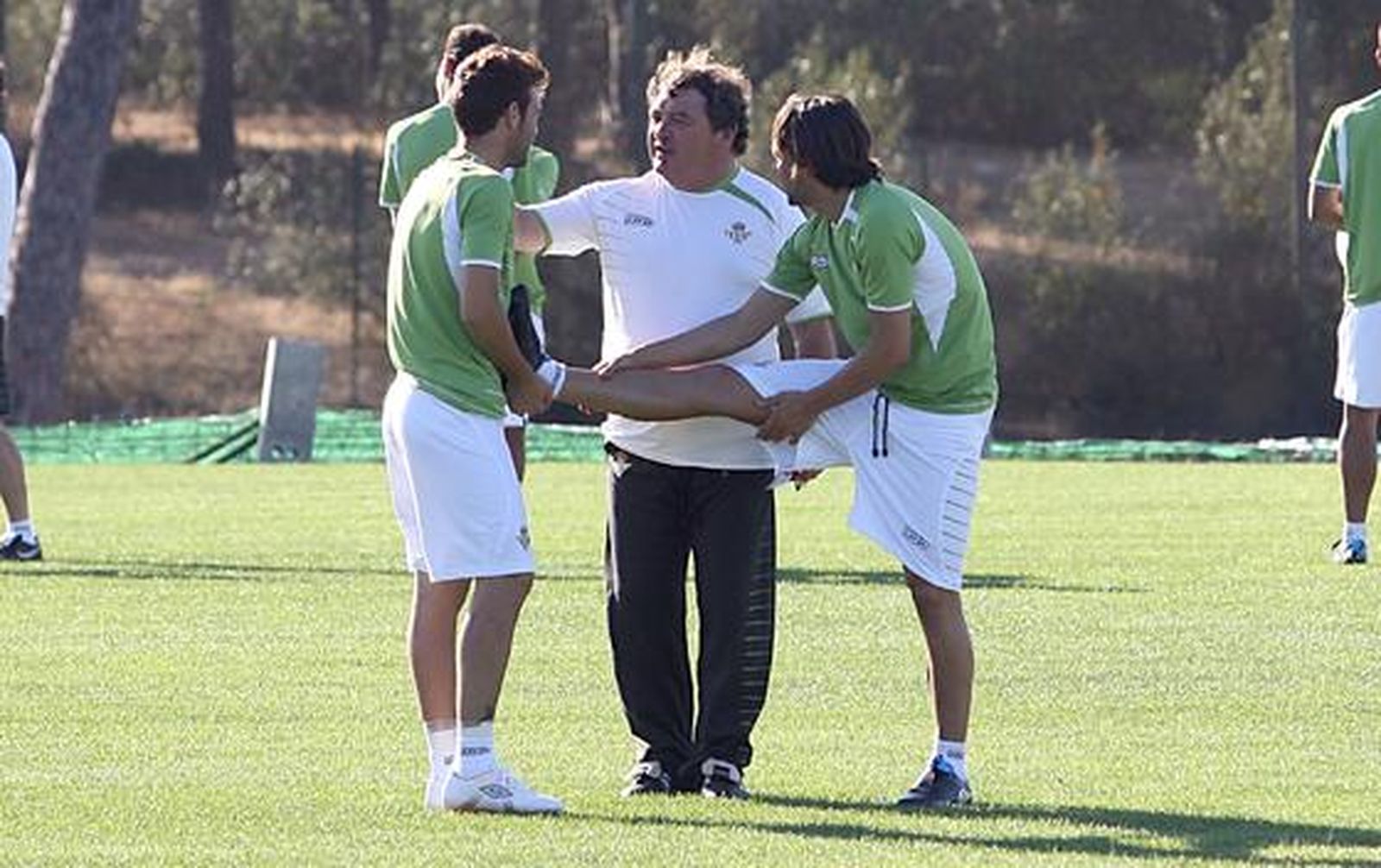 Sergio García estira junto a su compañero Rodri y el preparador físico, Jesús Paredes.

Foto: Espínola