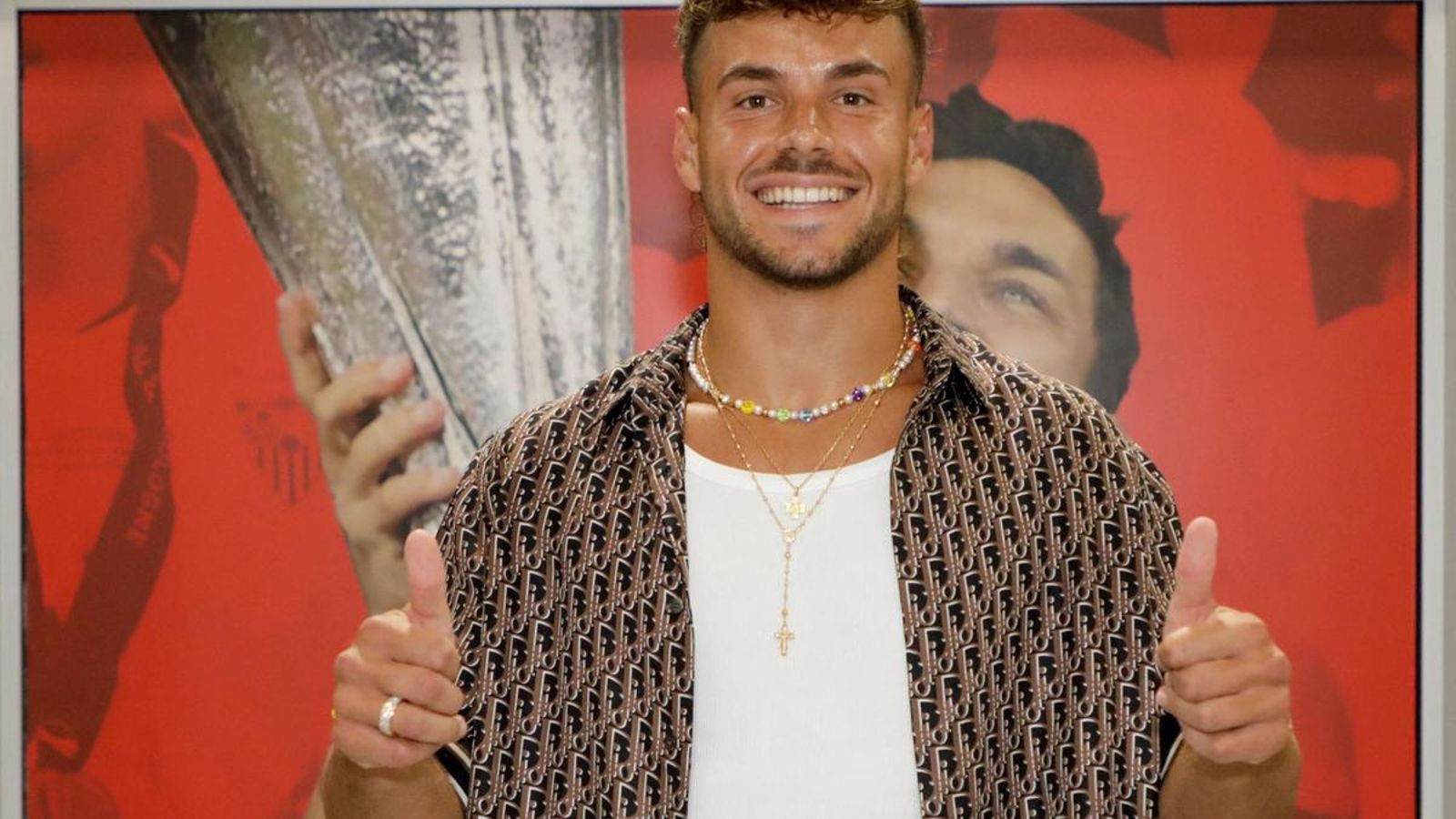 Álvaro Fernández sonríe ante la prensa que lo esperaba en el aeropuerto.