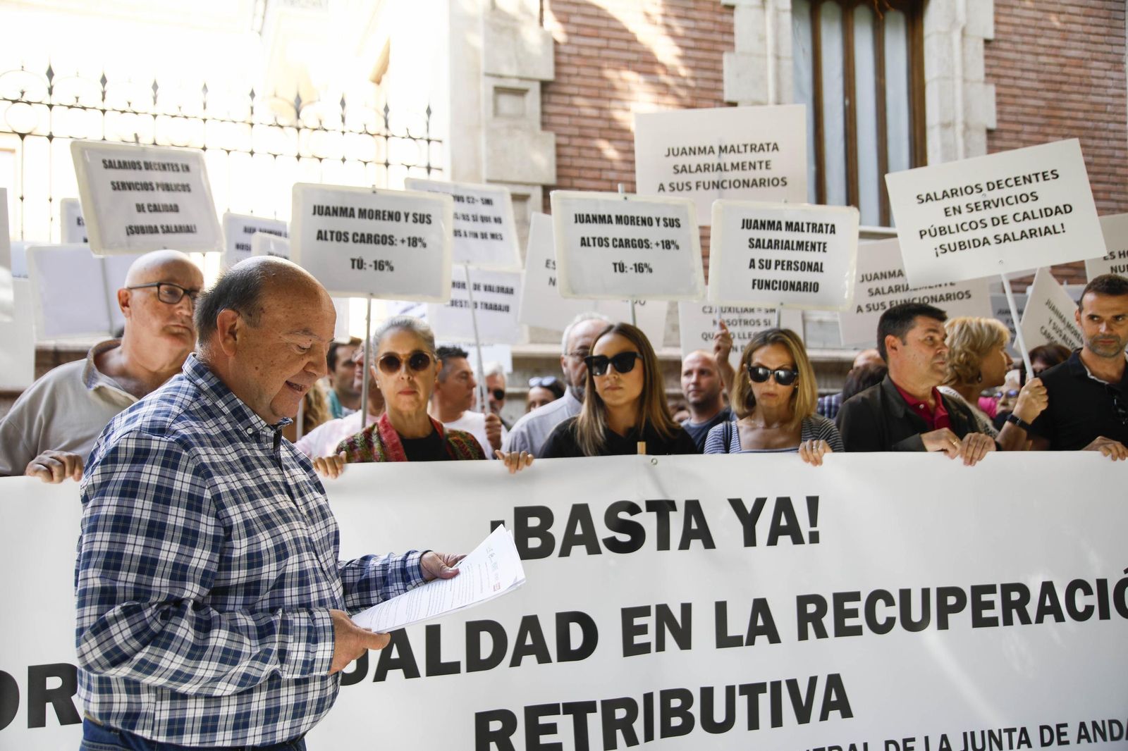 Las imágenes de la concentra para reclamar mejoras laborales para el personal funcionario de la Junta de Andalucía en Almería