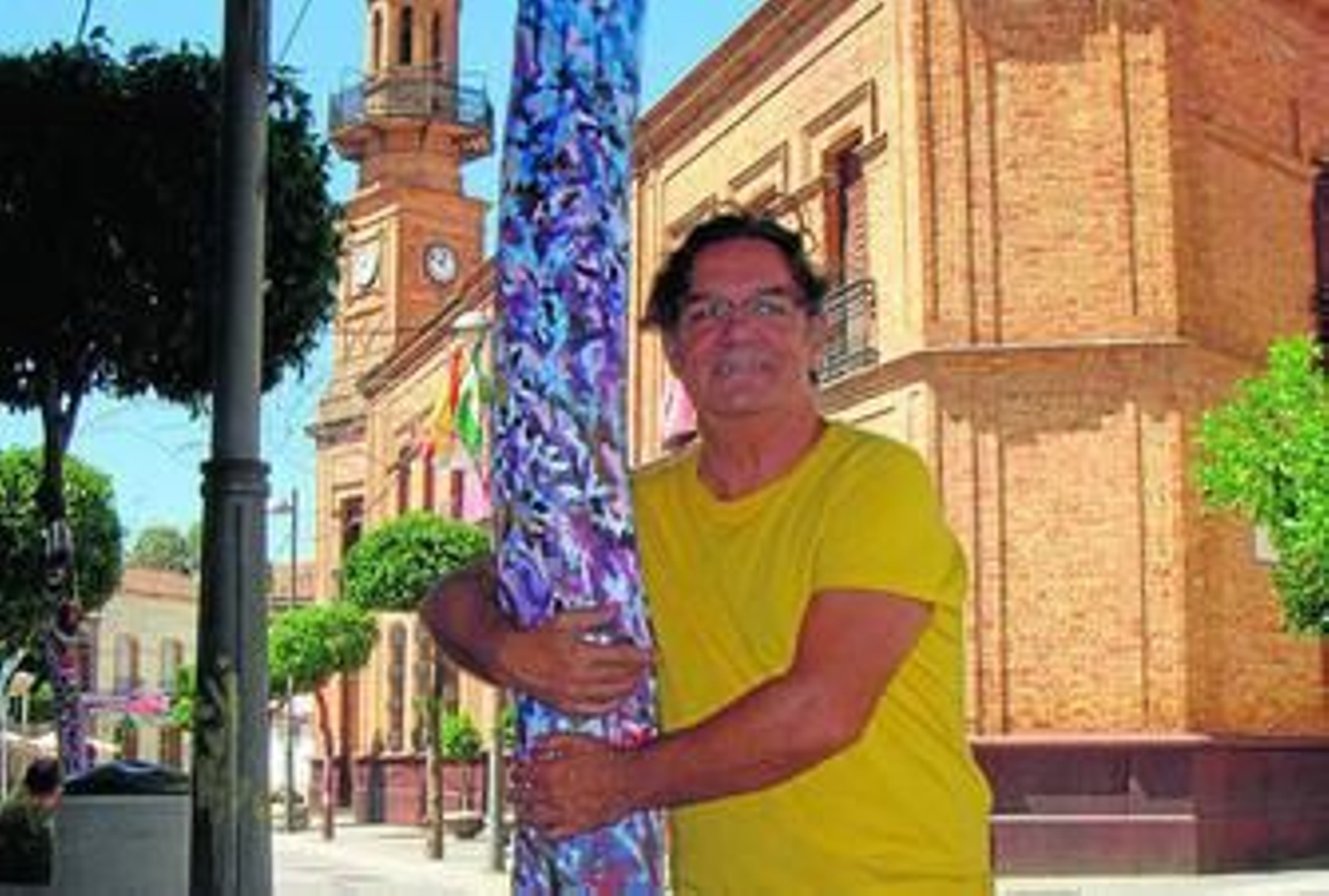 Juan Barba con la intervención artística denominada 'Primavera en agosto'.