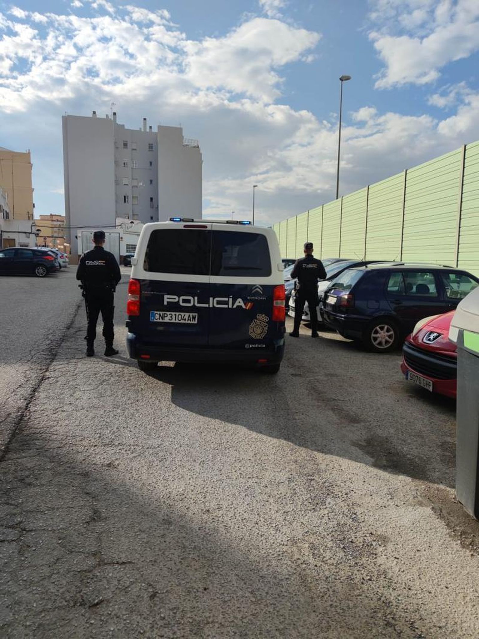 Un dispositivo de Policía Nacional en la calle Servando Camúñez