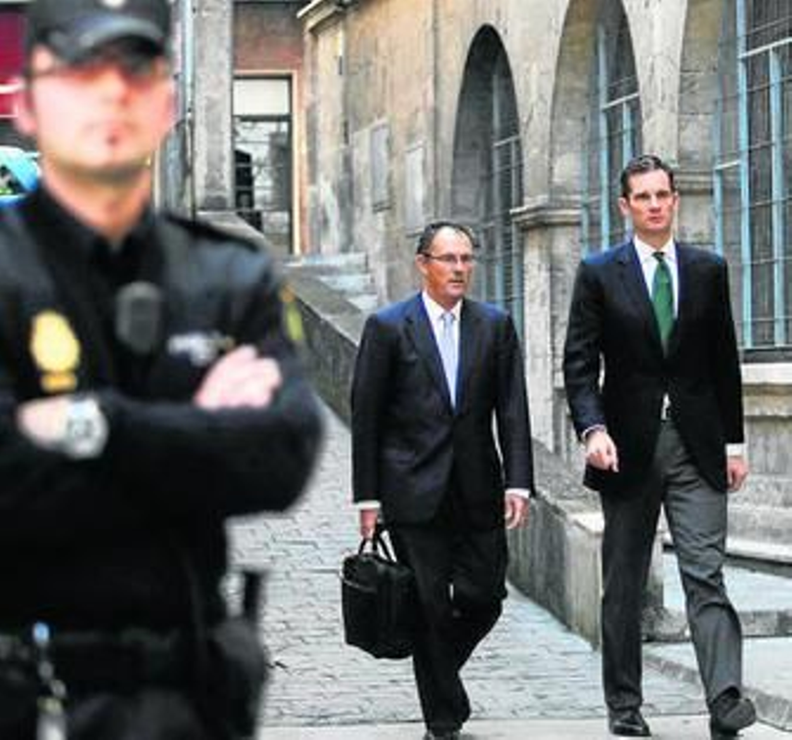 Iñaki Urdangarín y su abogado, Pascual Vives, en los Juzgados de Palma.