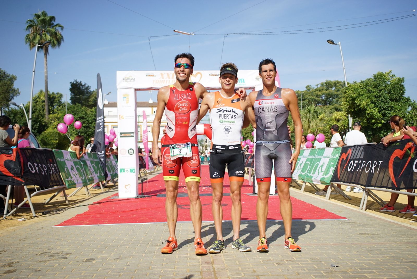 El ganador Camilo Puertas posa con Samer Ali-Saad, segundo, y Alejandro Cañas, tercero.