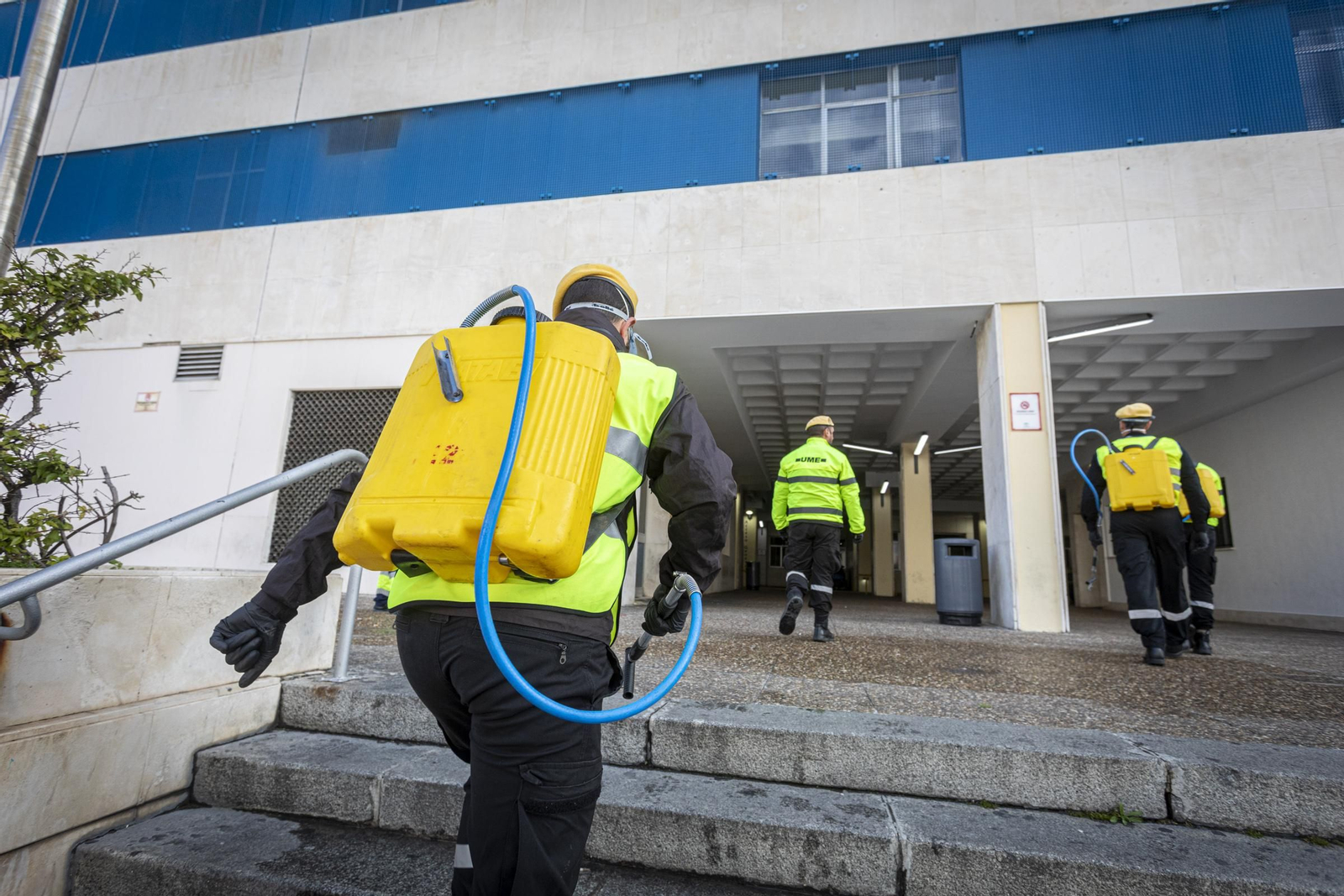 La UME desinfecta el hospital Puerta del Mar
