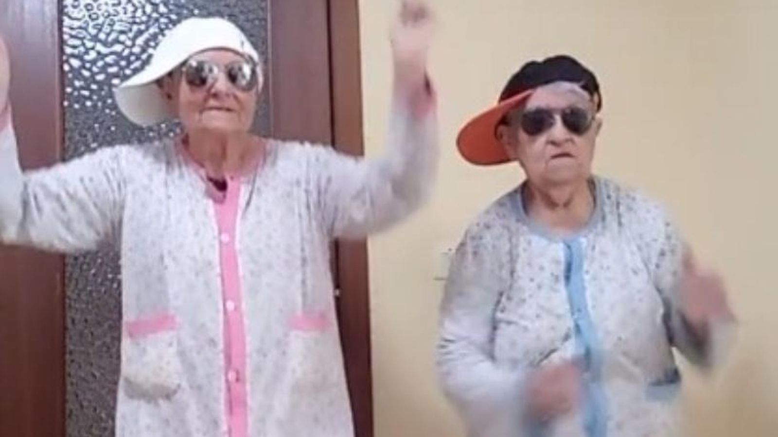 Las 'abuelas tiktokeras', bailando en bata.