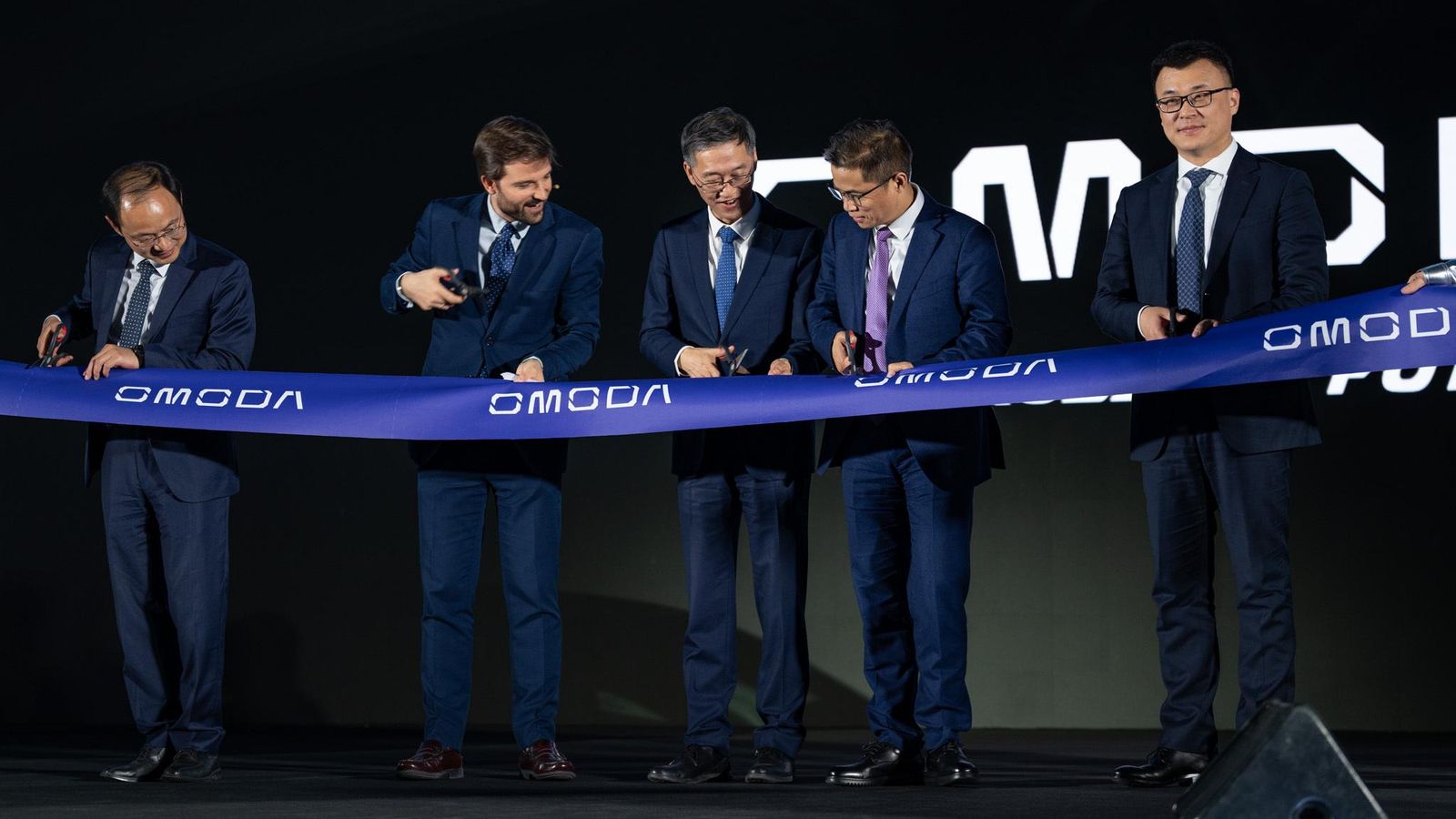 Junto al embajador de China, Yao Jing, participaron en la inauguración del evento los más altos directivos de Omoda, entre ellos, Shawn Xu, CEO de Omoda y Jaecco; así como Jaime Martínez, director general de Promoción Económica e Industrial de la Comunidad de Madrid,
