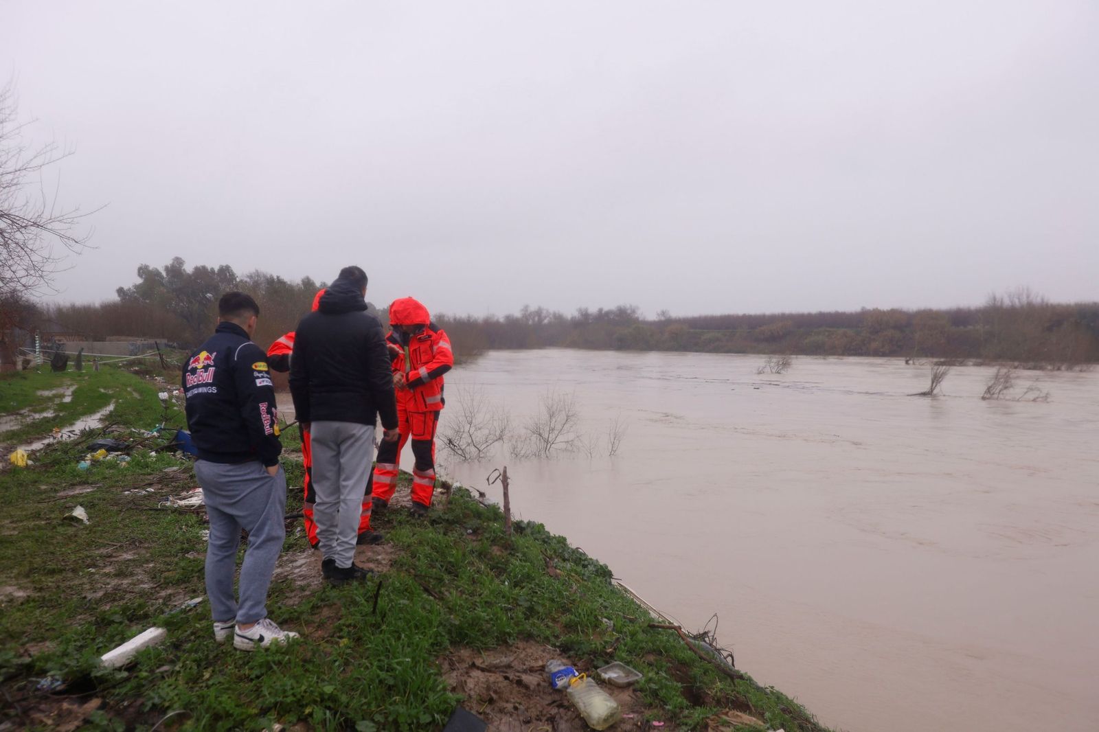 Los vecinos de la parcelación de Guadalvalle de Córdoba miran con temor la crecida del Guadalquivir