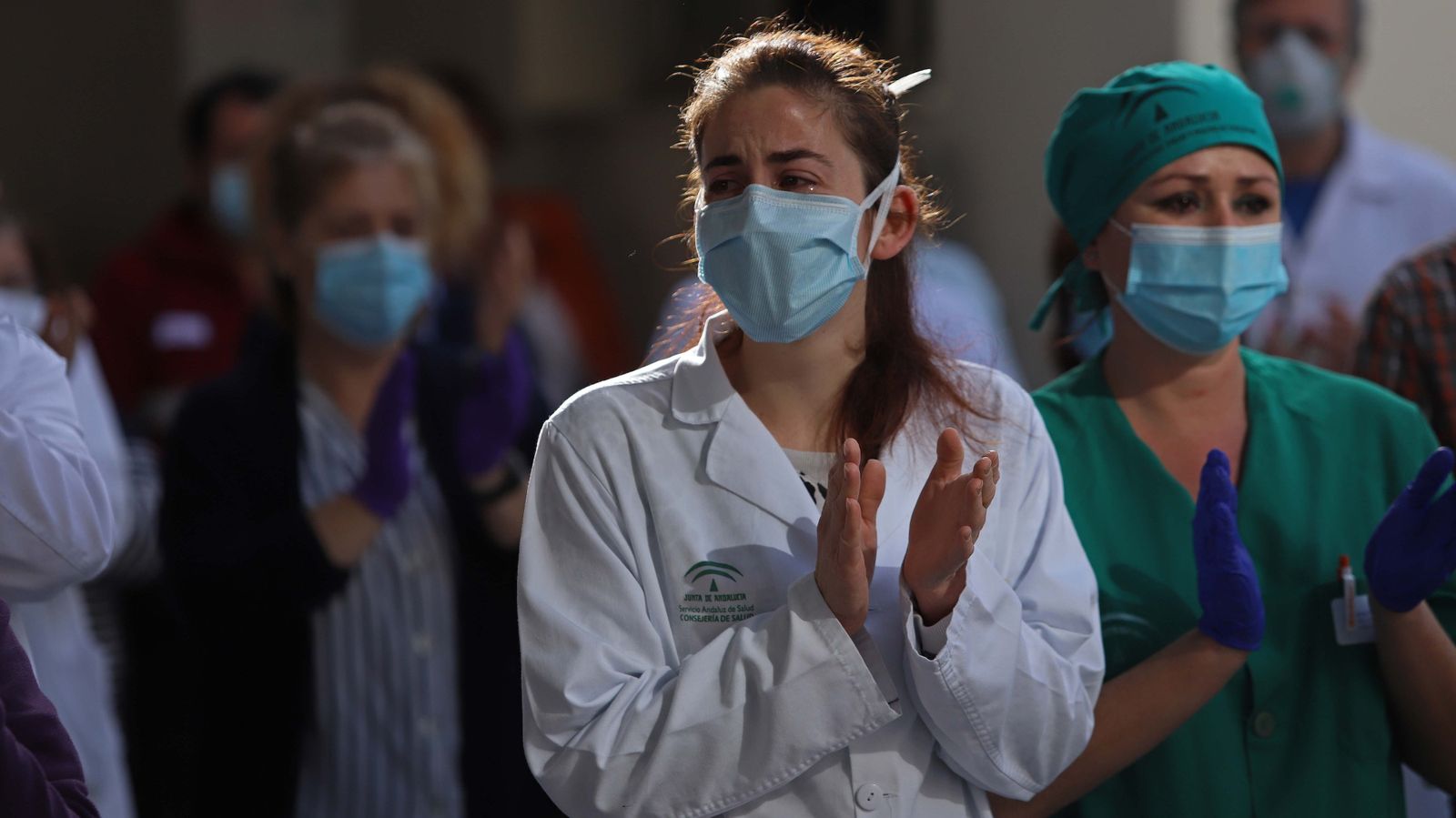 Una doctora no puede reprimir las lágrimas durante el homenaje por la primera sanitaria fallecida por Covid-19 en la provincia de Cádiz