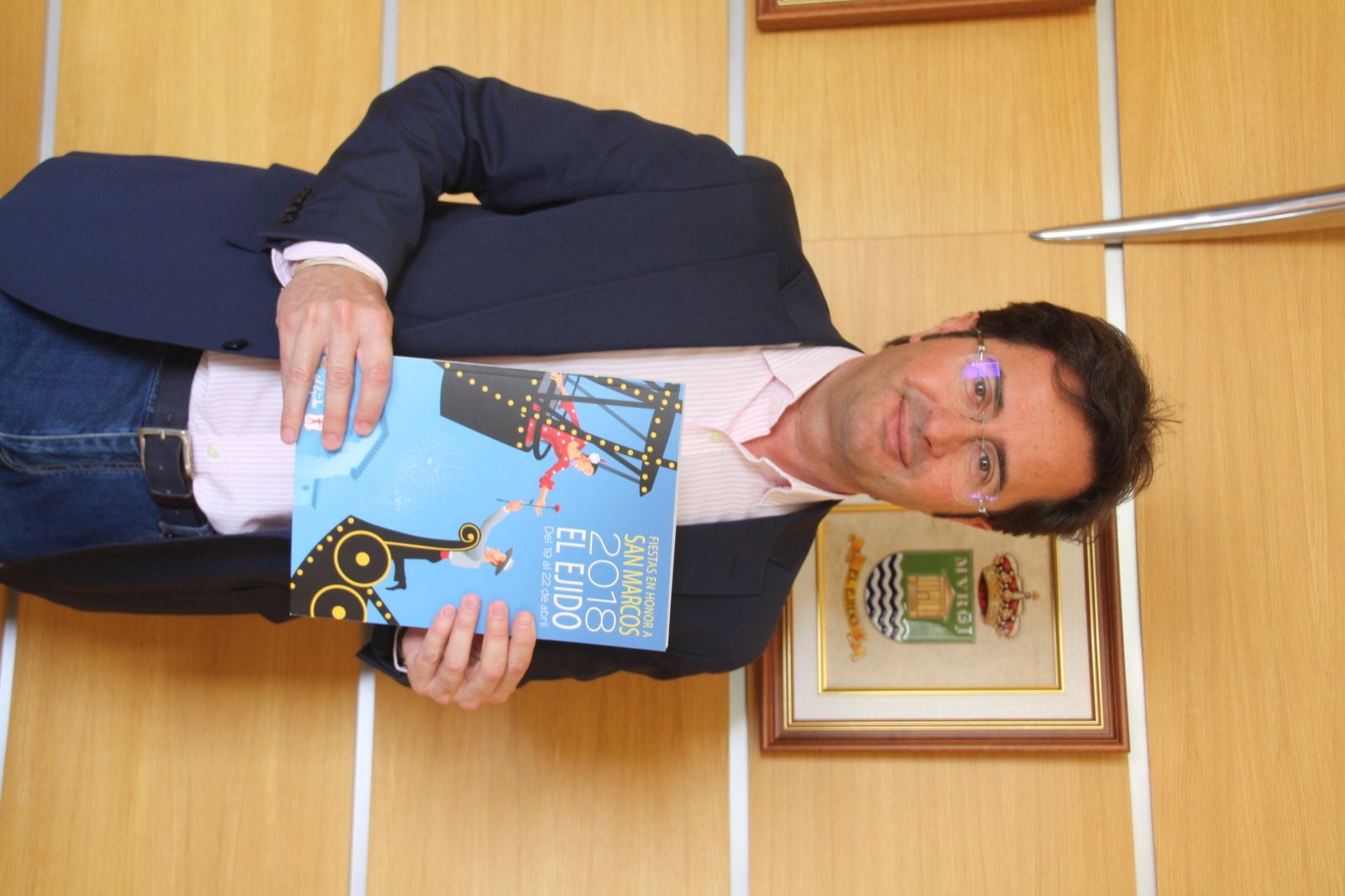 Francisco Góngora muestra el libro de las fiestas,