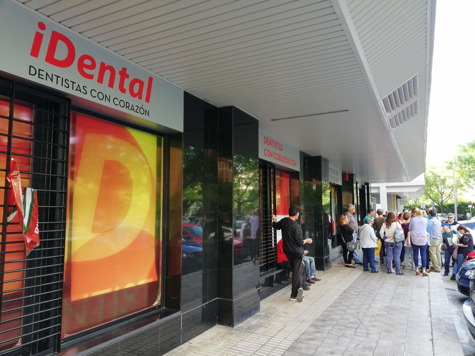 Afectados de Idental tras el cierre de la clínica en Nervión.
