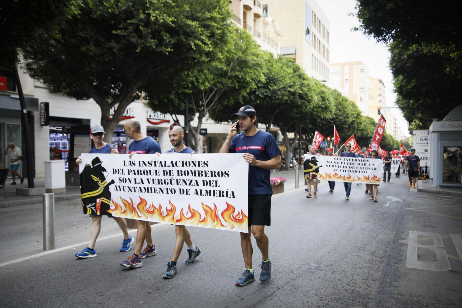 Manifestación de los bomberos quemados de Almería, en imágenes