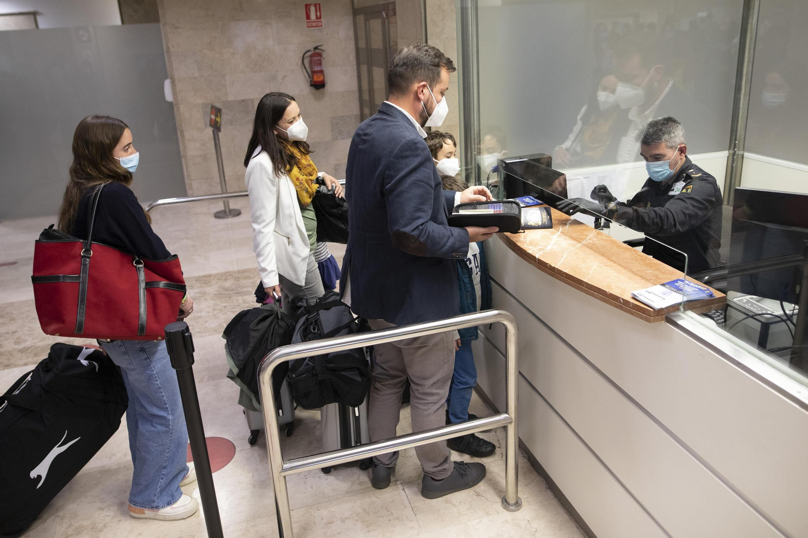 La llegada del primer vuelo de Londres a Granada, en imágenes