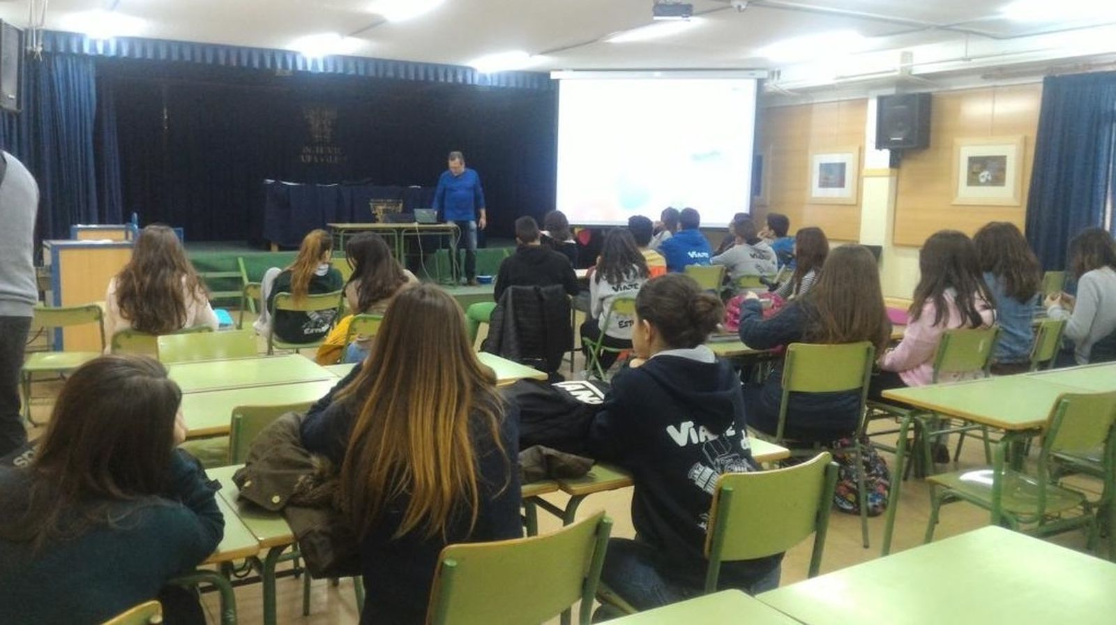 Alumnos del IES Cura Valera de Huércal-Overa durante un taller (imagen de archivo).