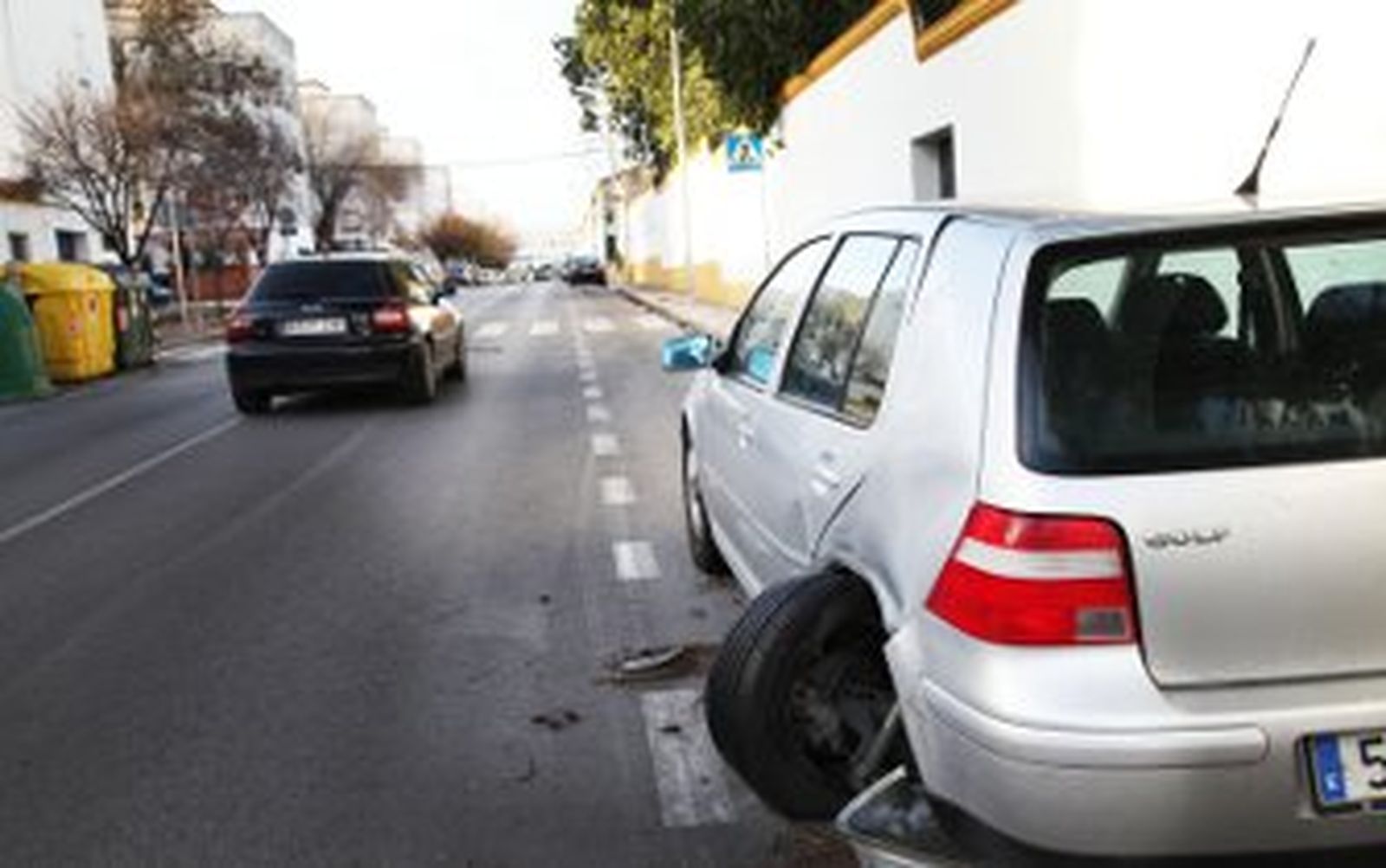 Un conductor ebrio se lleva tres coches por delante en la calle Pizarro